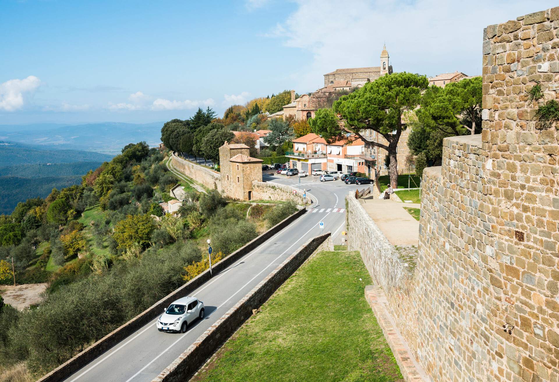 DEST_ITALY_TUSCANY_THEME_CAR_DRIVING_TRAVEL-GettyImages-746034291