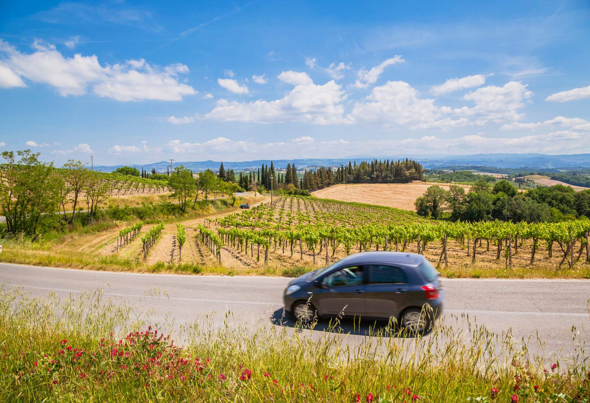DEST_ITALY_TUSCANY_THEME_CAR_DRIVING_VINEYARDS-GettyImages-817519572