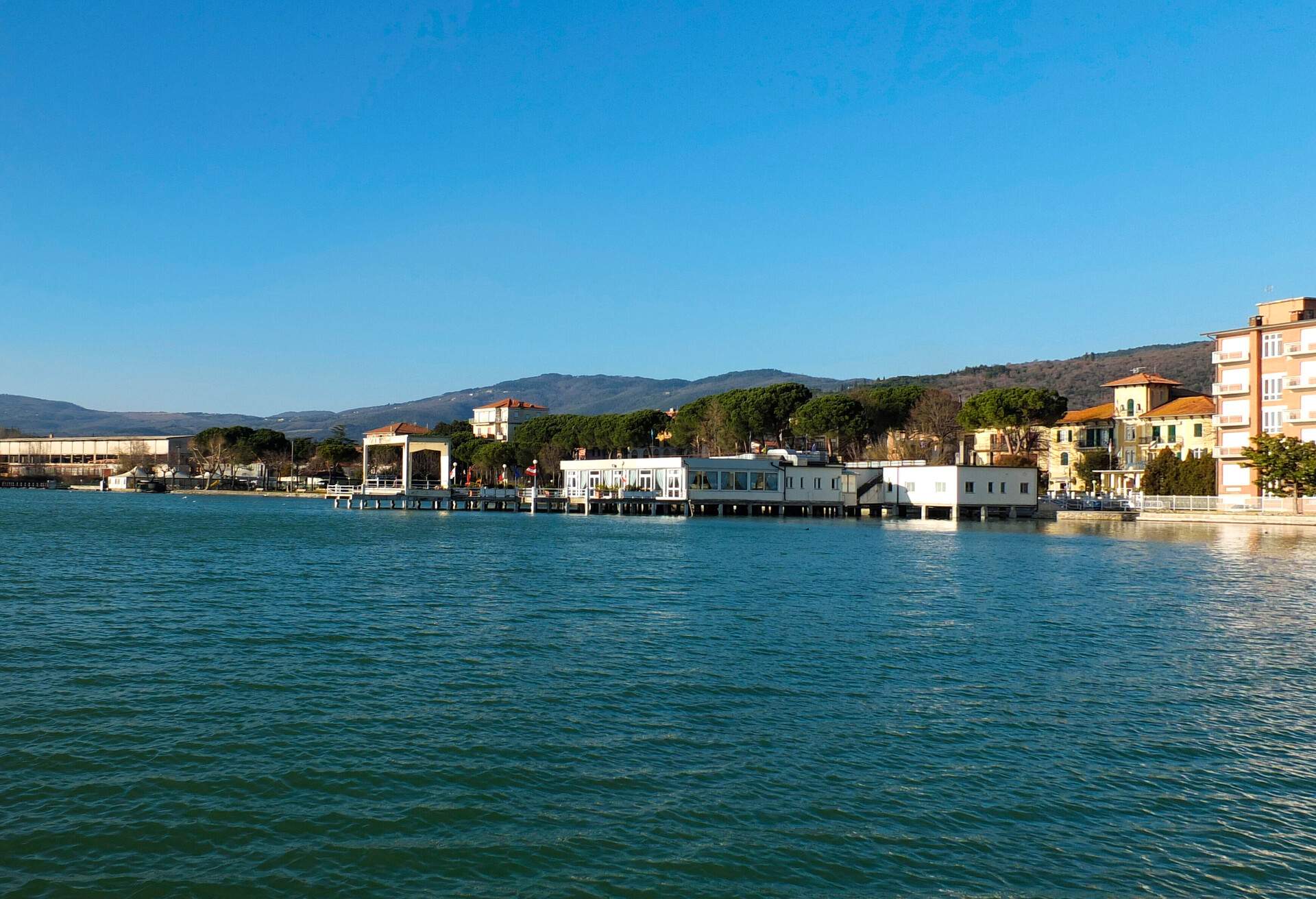 DEST_ITALY_UMBRIA_PASSIGNANO SUL TRASIMENO_TOWNSCAPE_GettyImages-1061719914