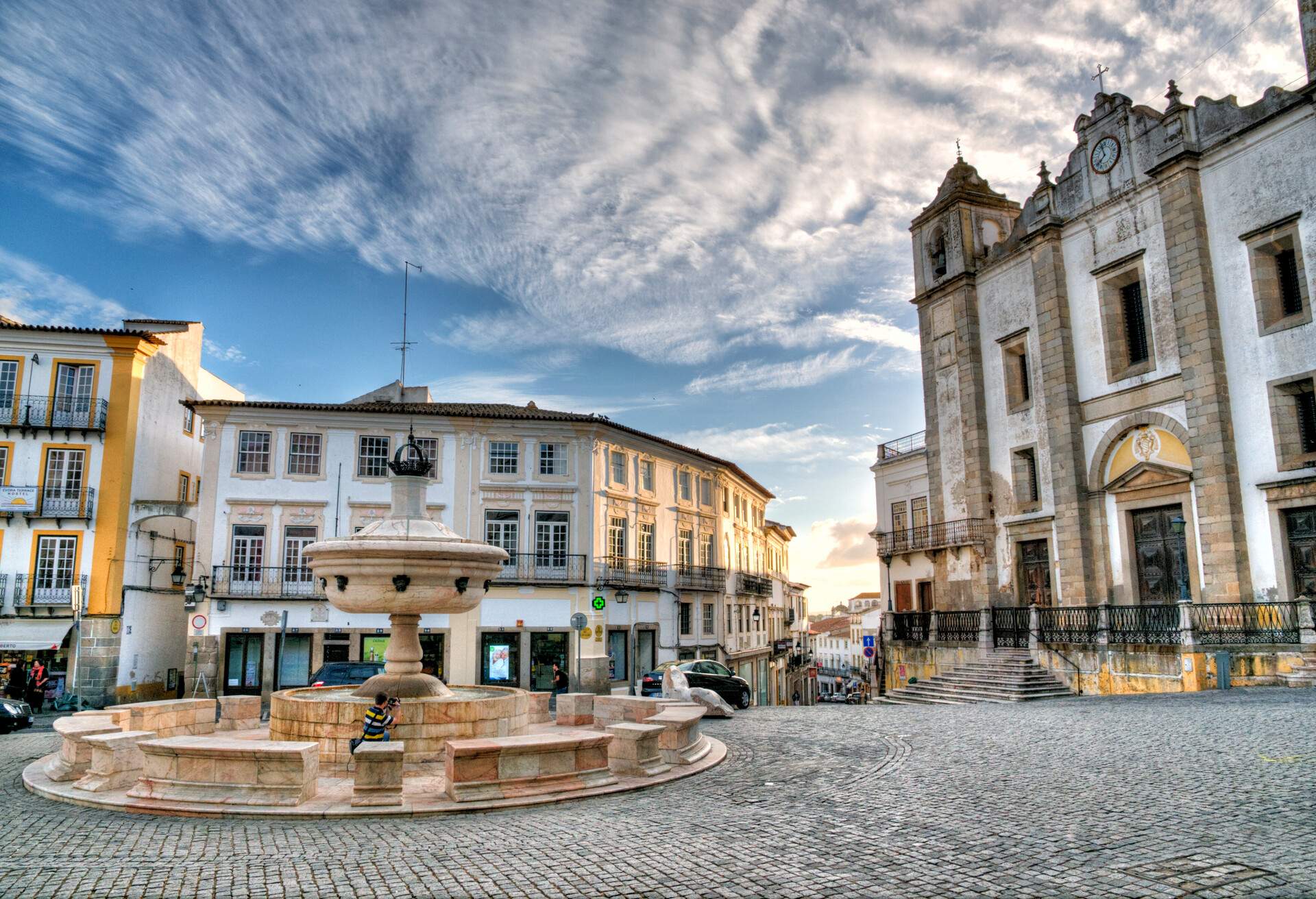 DEST_PORTUGAL_EVORA_PRACA-DO-GIRALDO-GettyImages-694405958