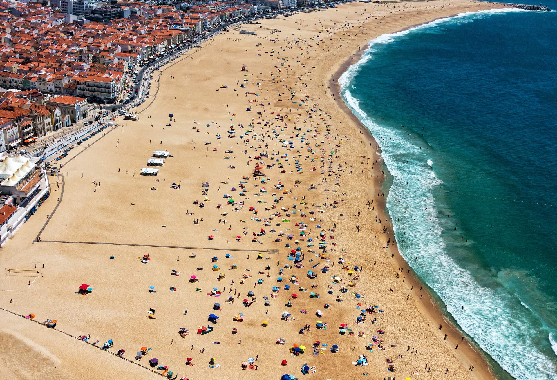 DEST_PORTUGAL_NAZARE_BEACH_AERIAL_GettyImages-547410618