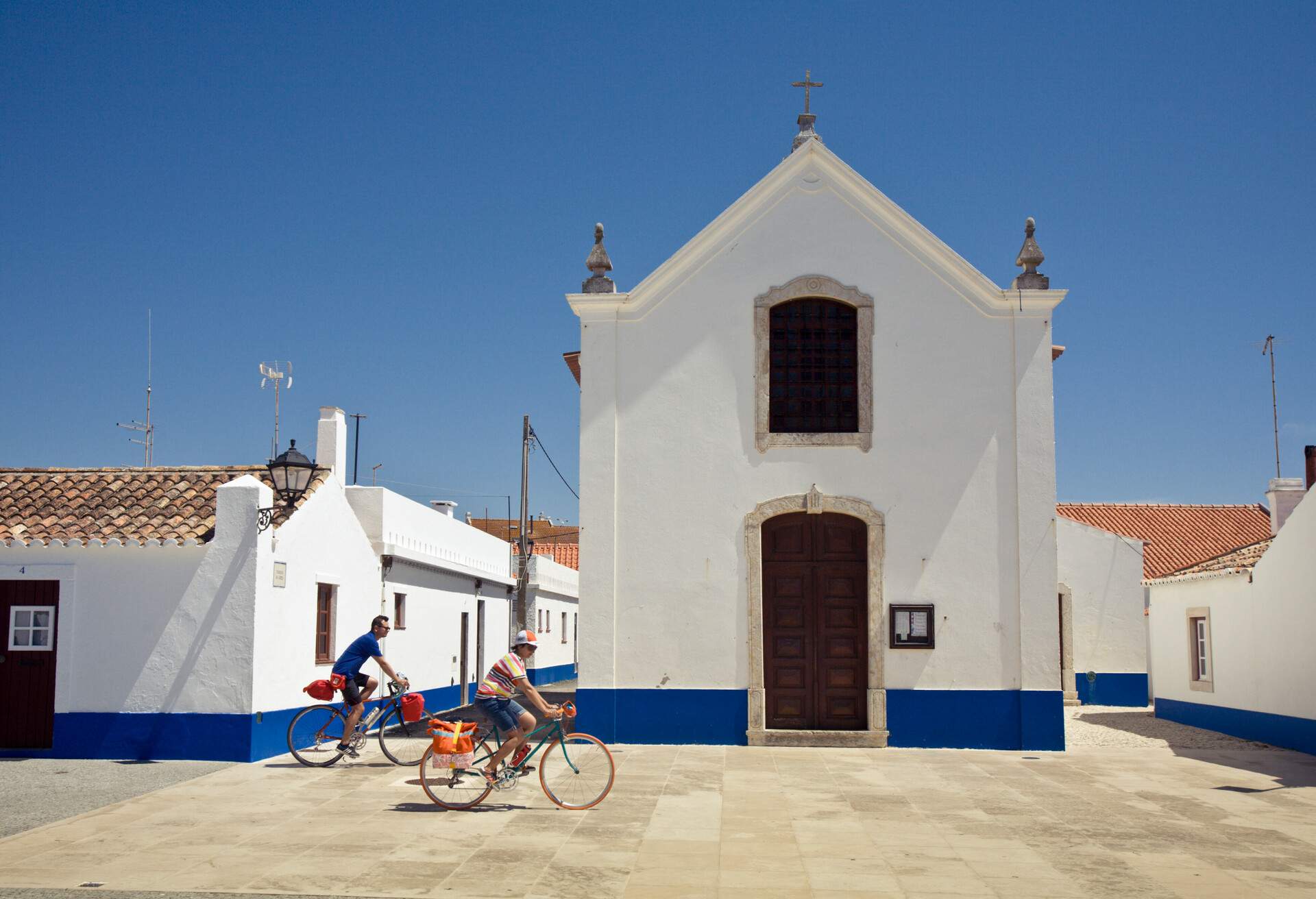 DEST_PORTUGAL_PORTO-COVO_THEME_PEOPLE_BICYCLES-GettyImages-151155548