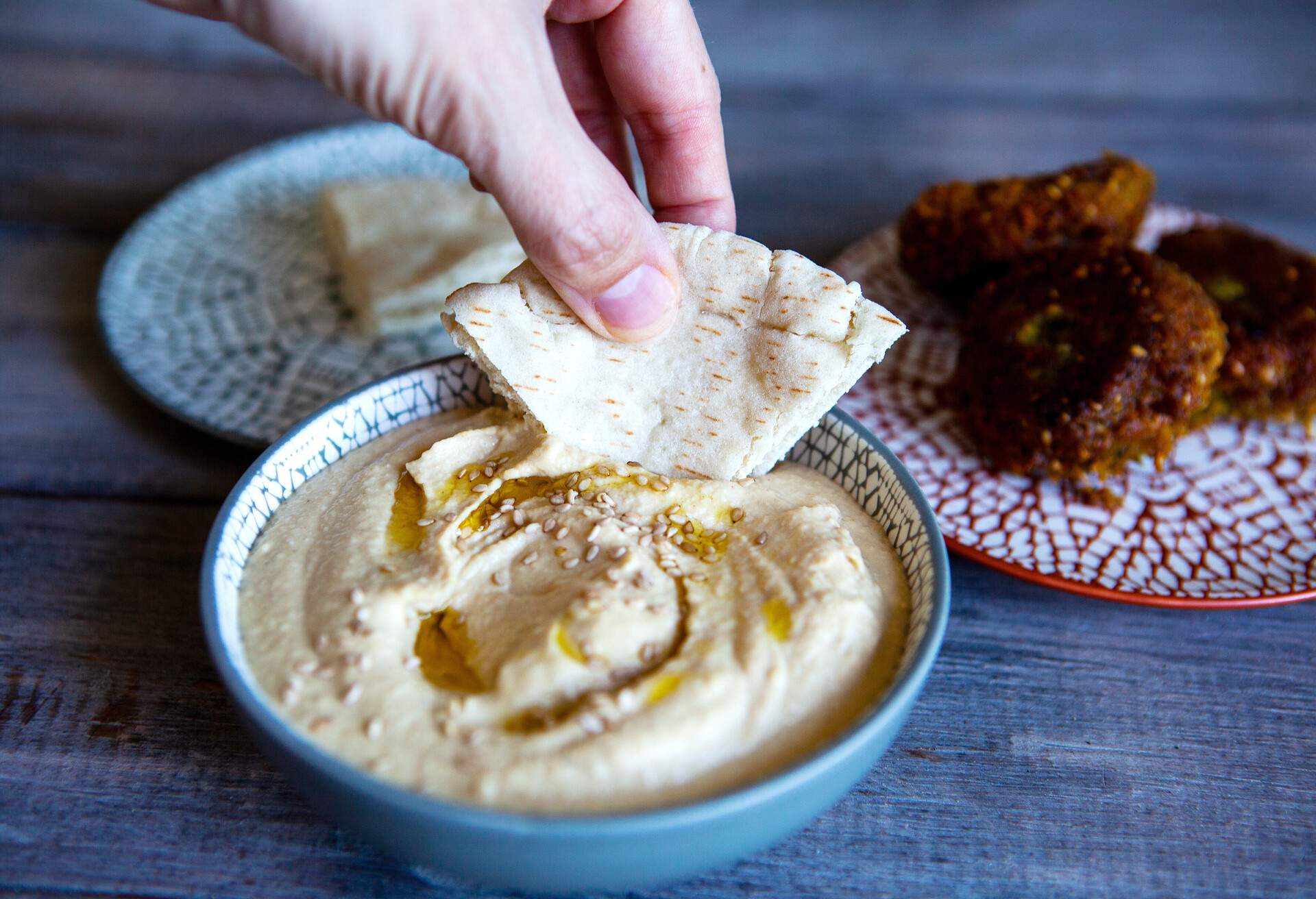 THEME_FOOD_HUMMUS_PITTA_BREAD_GettyImages-1353101752