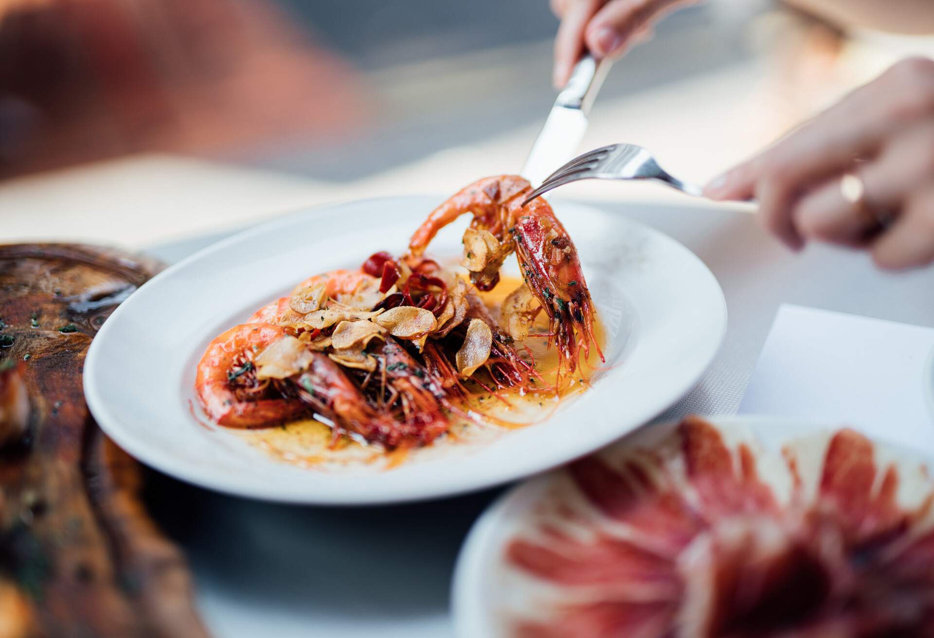 THEME_FOOD_SPANISH_TAPAS_GAMBAS_A-LA-PLANCHA_GettyImages-1267324016.jpg