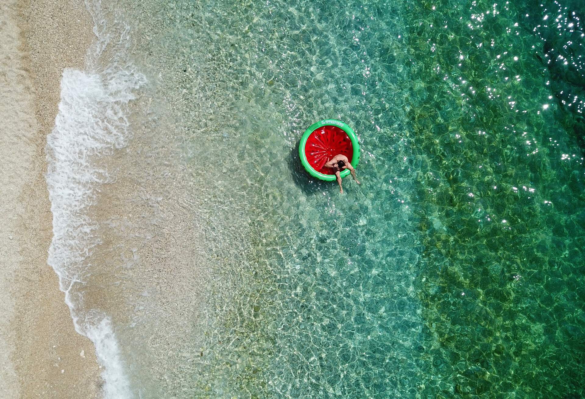 PEOPLE_DRONE_WATERMELON-FLOAT