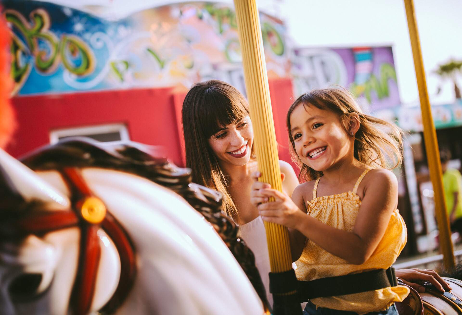 THEME_PEOPLE_FAMILY_CHILDREN_CAROUSEL_AMUSEMENT-PARK-GettyImages-950279234