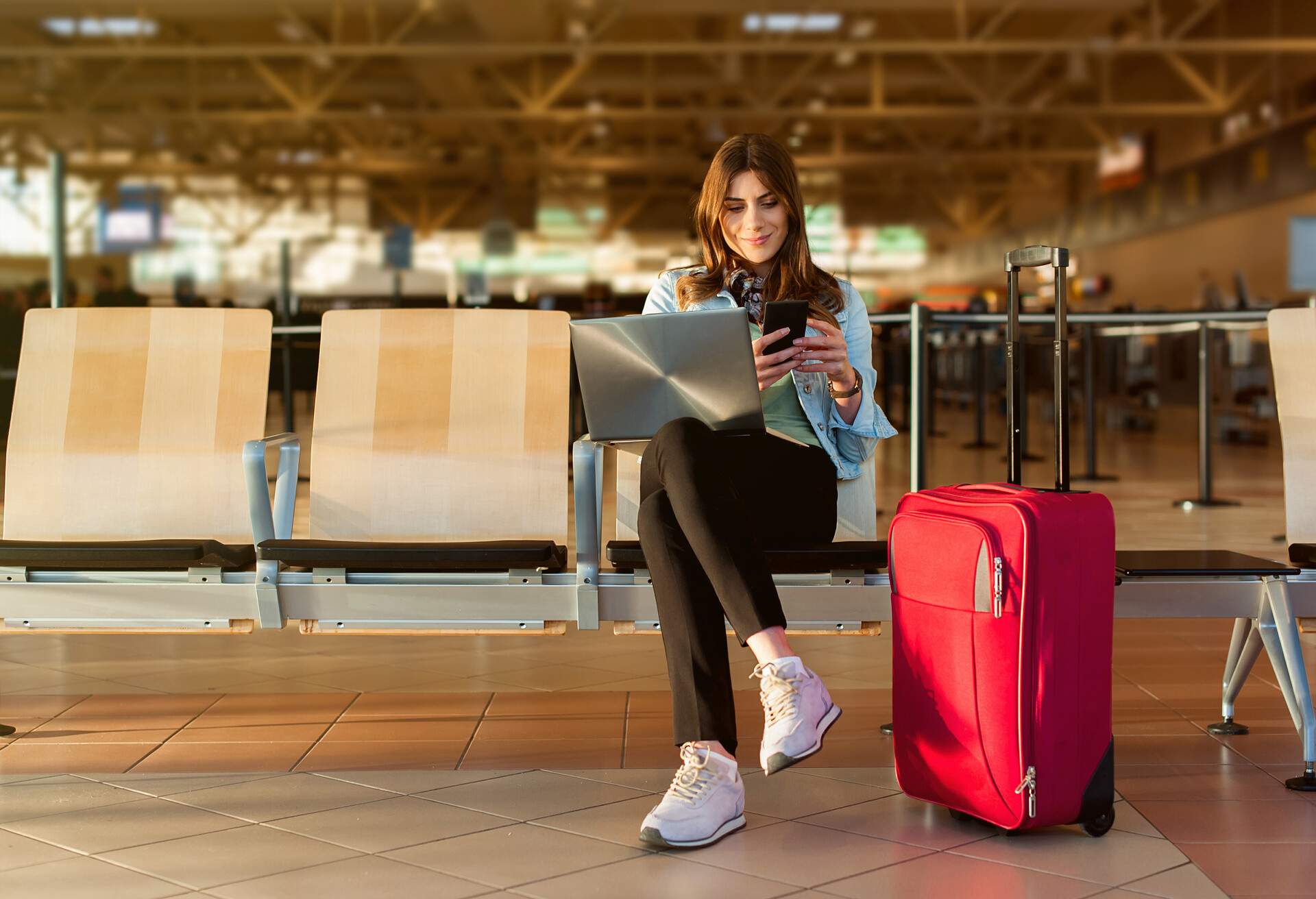THEME_PERSON_AIRPORT_TRAVEL_AIRPORT-TERMINAL_WAITING_LAPTOP_LUGGAGE_SUITCASE_MOBILE-DEVICE-shutterstock-portfolio_655431676-1.jpg
