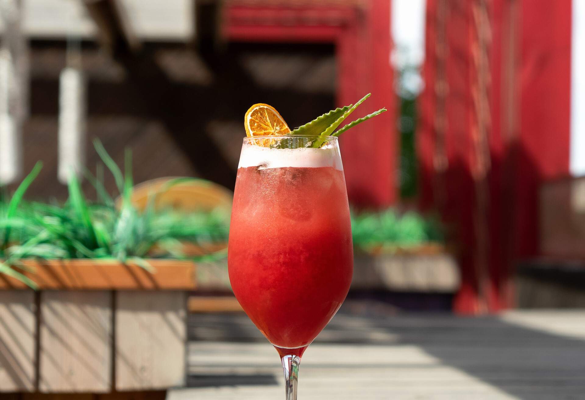 theme_food_cocktail_drink_red_rooftop_bar_gettyimages-1316779357_universal_within-usage-period_83594