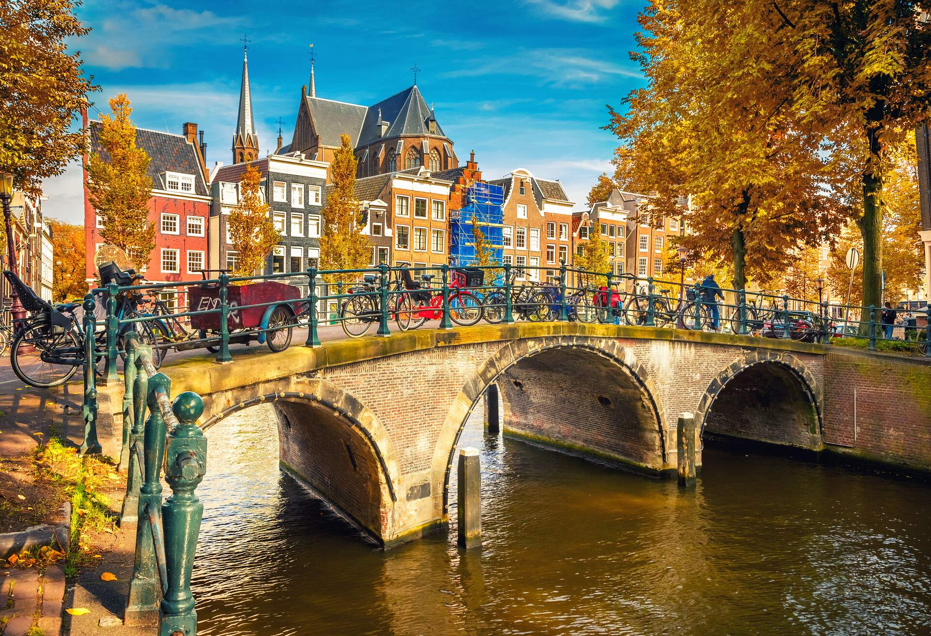 DEST_NETHERLANDS_AMSTERDAM_Shutterstock_Premier_490994167.jpg