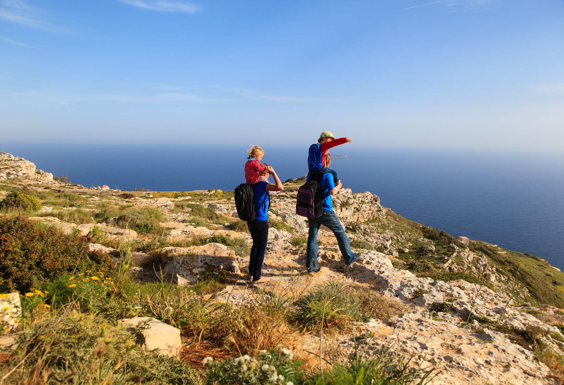 THEME_HIKING_FAMILY_CHILDREN_GettyImages-508379710.jpg