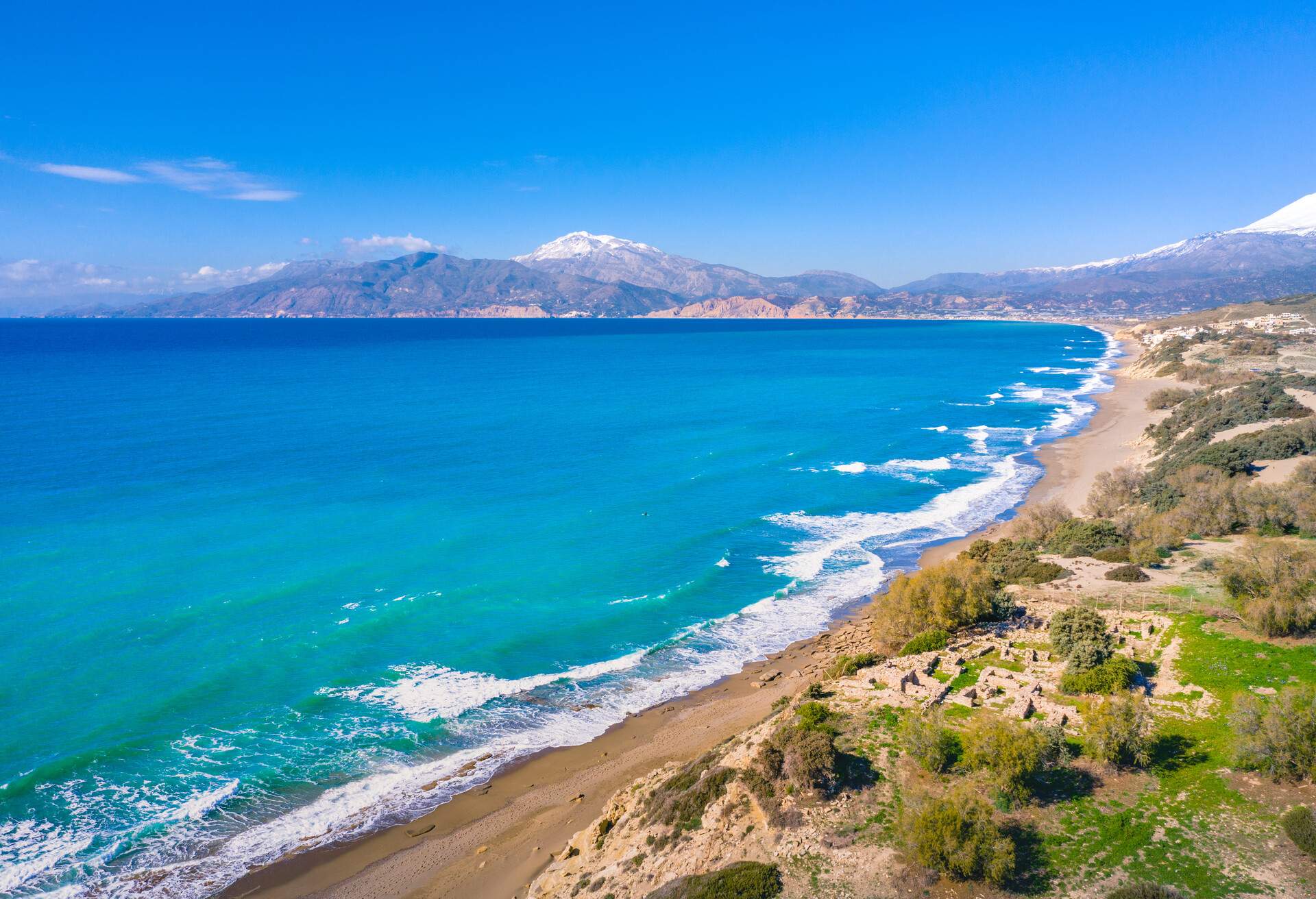 DEST_CRETE_KOMMOS-BEACH_GettyImages-1371129670