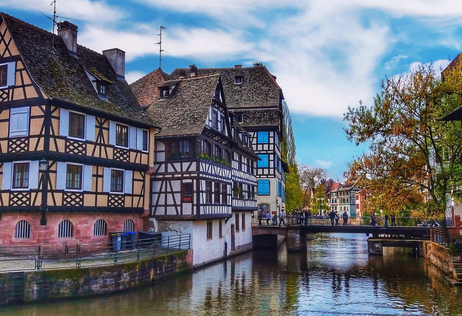DEST_FRANCE_STRASBOURG_CANAL_AND_WOODEN-HOUSES