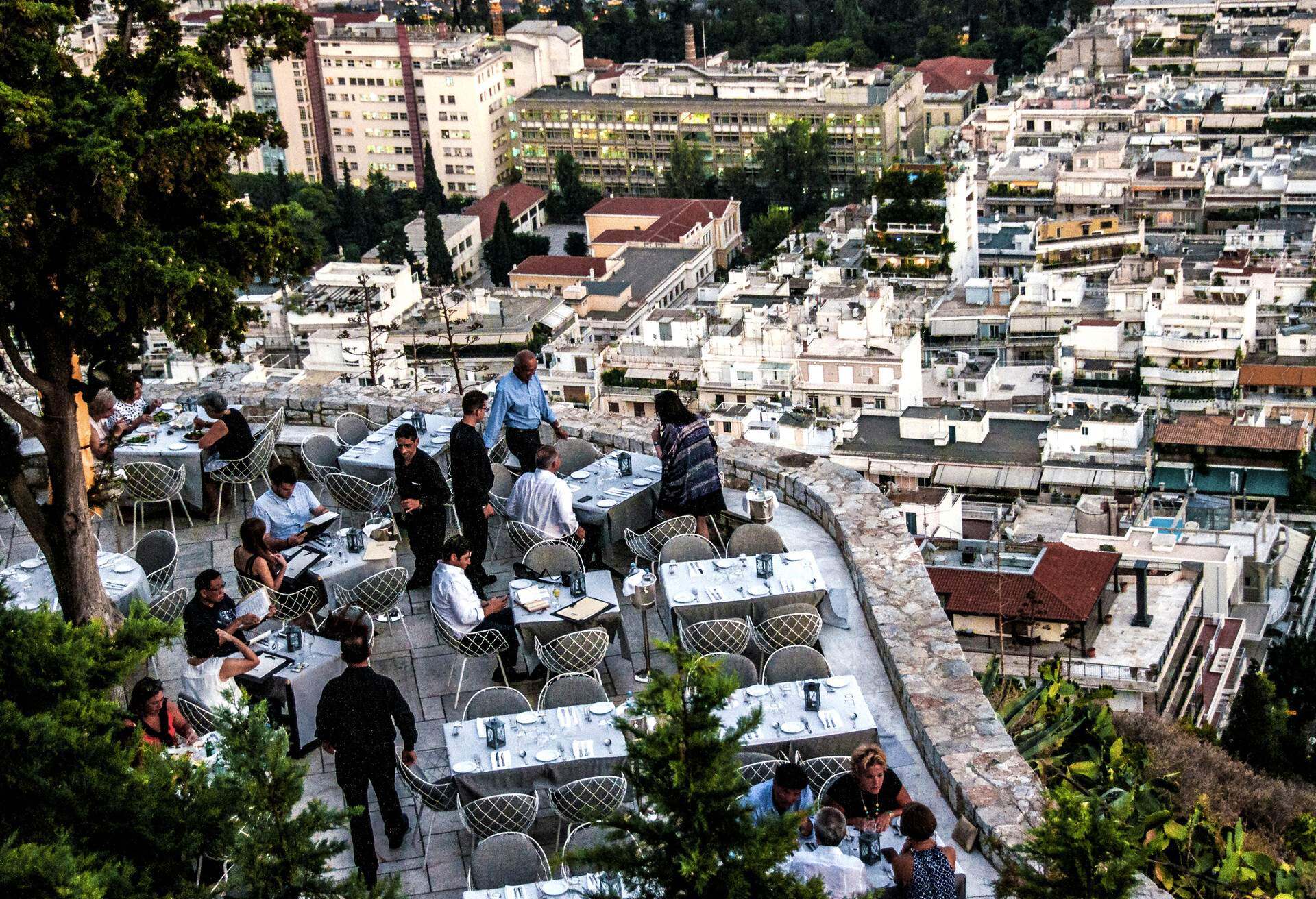 DEST_GREECE_ATHENS_THEME_RESTAURANT_ROOFTOP_GettyImages