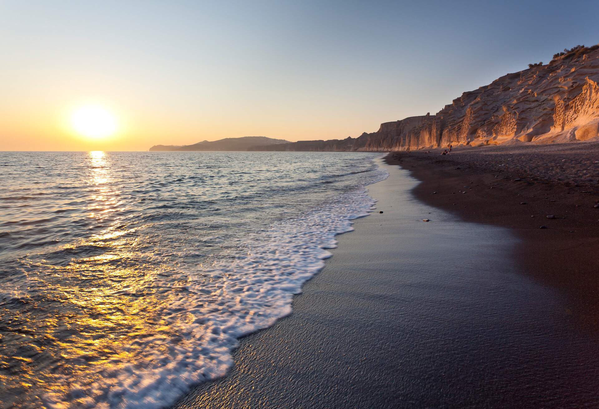 DEST_GREECE_NOTIO-AIGAIO_PERISSA_PERISSA-BEACH_GettyImages-182052997