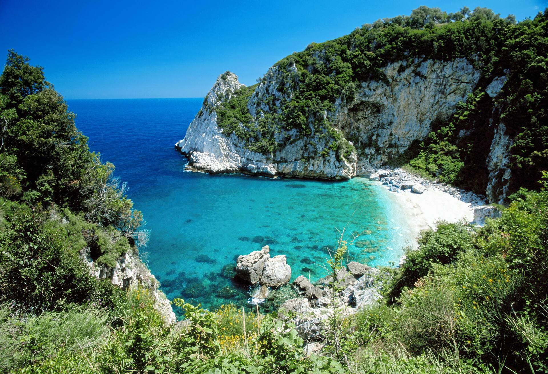 DEST_GREECE_PELION-ISLAND_FAKISTRA_BEACH_GettyImages-1301874902