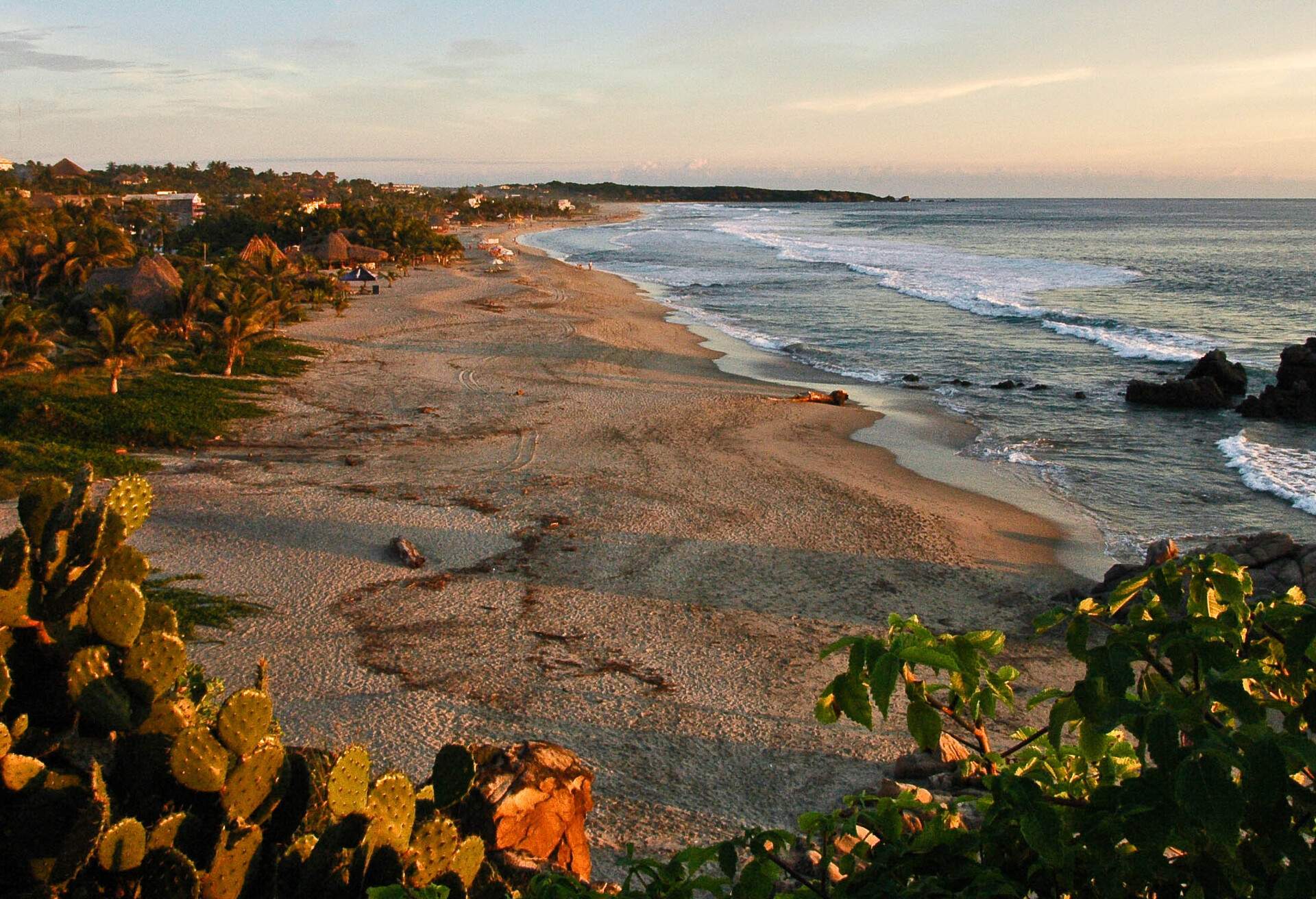 DEST_MEXICO_PUERTO-ESCONDIDO_ZICATELA-BEACH_GettyImages-1163898279