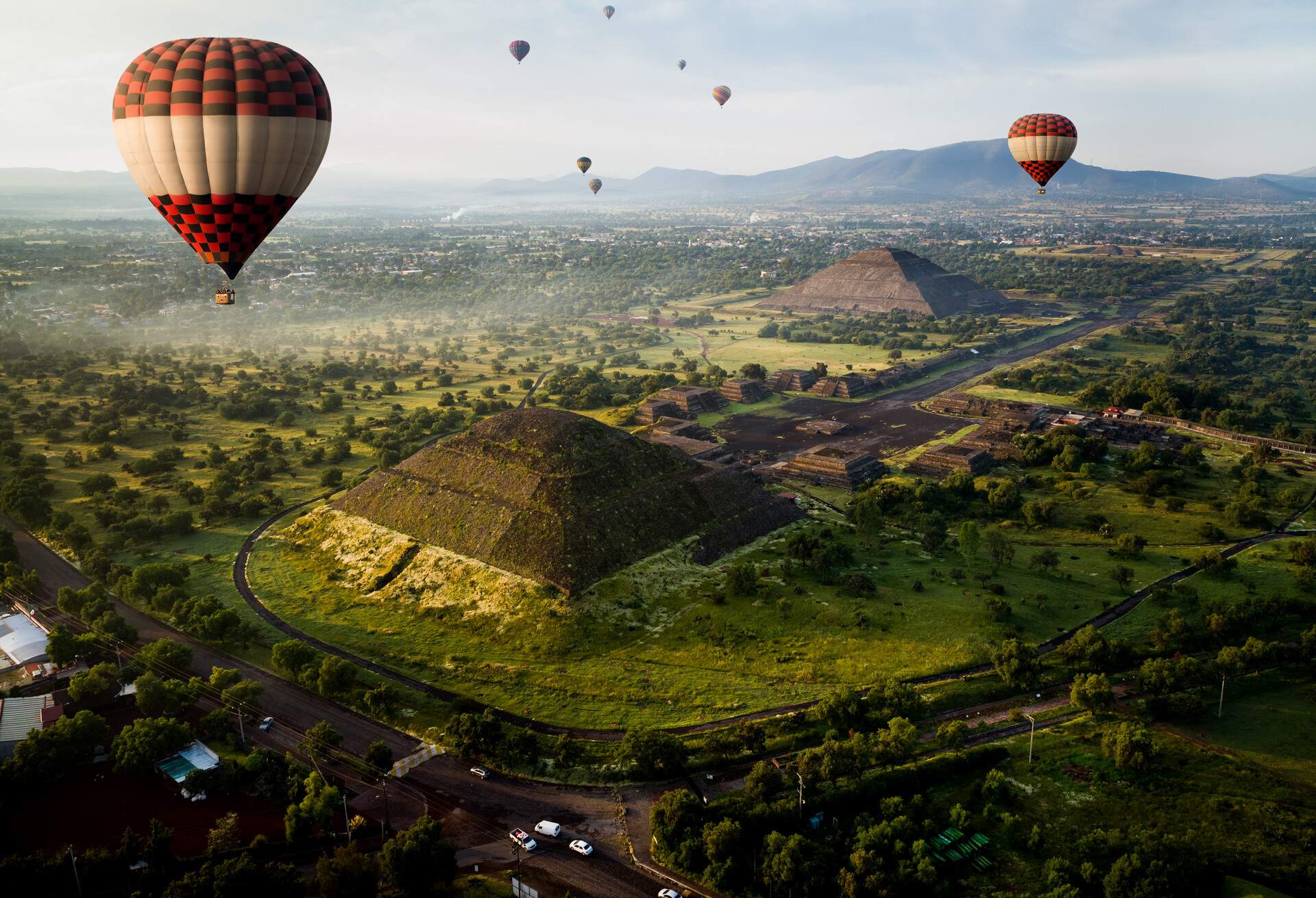 DEST_MEXICO_TEOTIHUACAN_PYRAMIDS_HOT-AIR-BALLOON_GettyImages-1194994165
