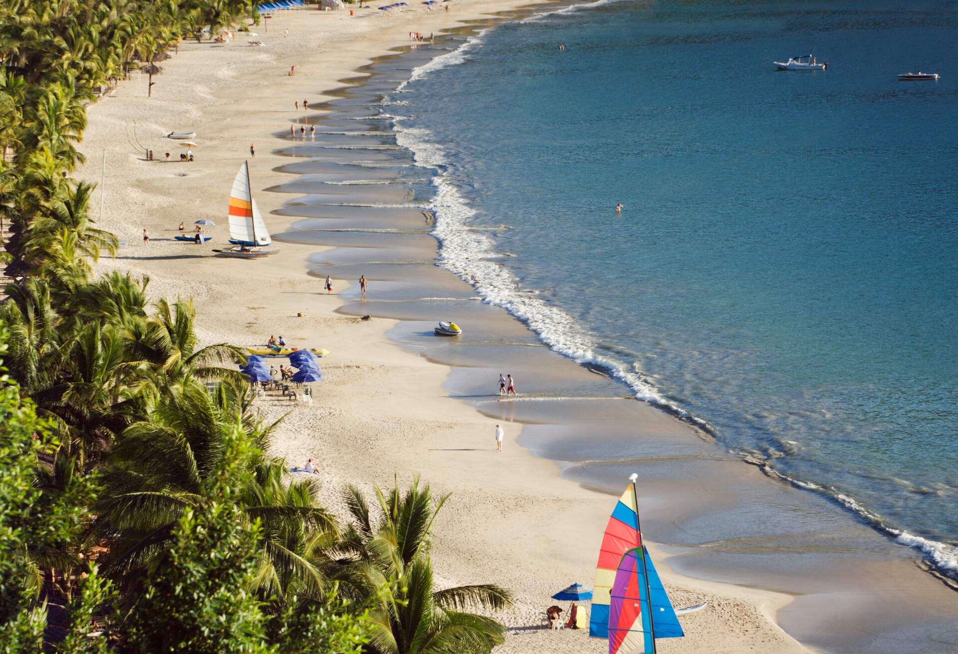 DEST_MEXICO_Zihuatanejo_LA-ROPA-BEACH_GettyImages-172672558