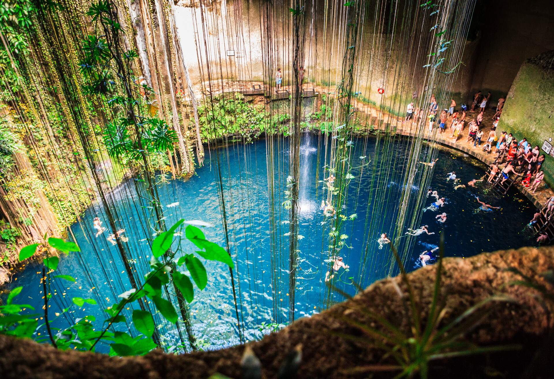 DEST_MEXIXO_YUCATAN_PISTE_CENOTE-IK-KIL_GettyImages-495144839.jpg