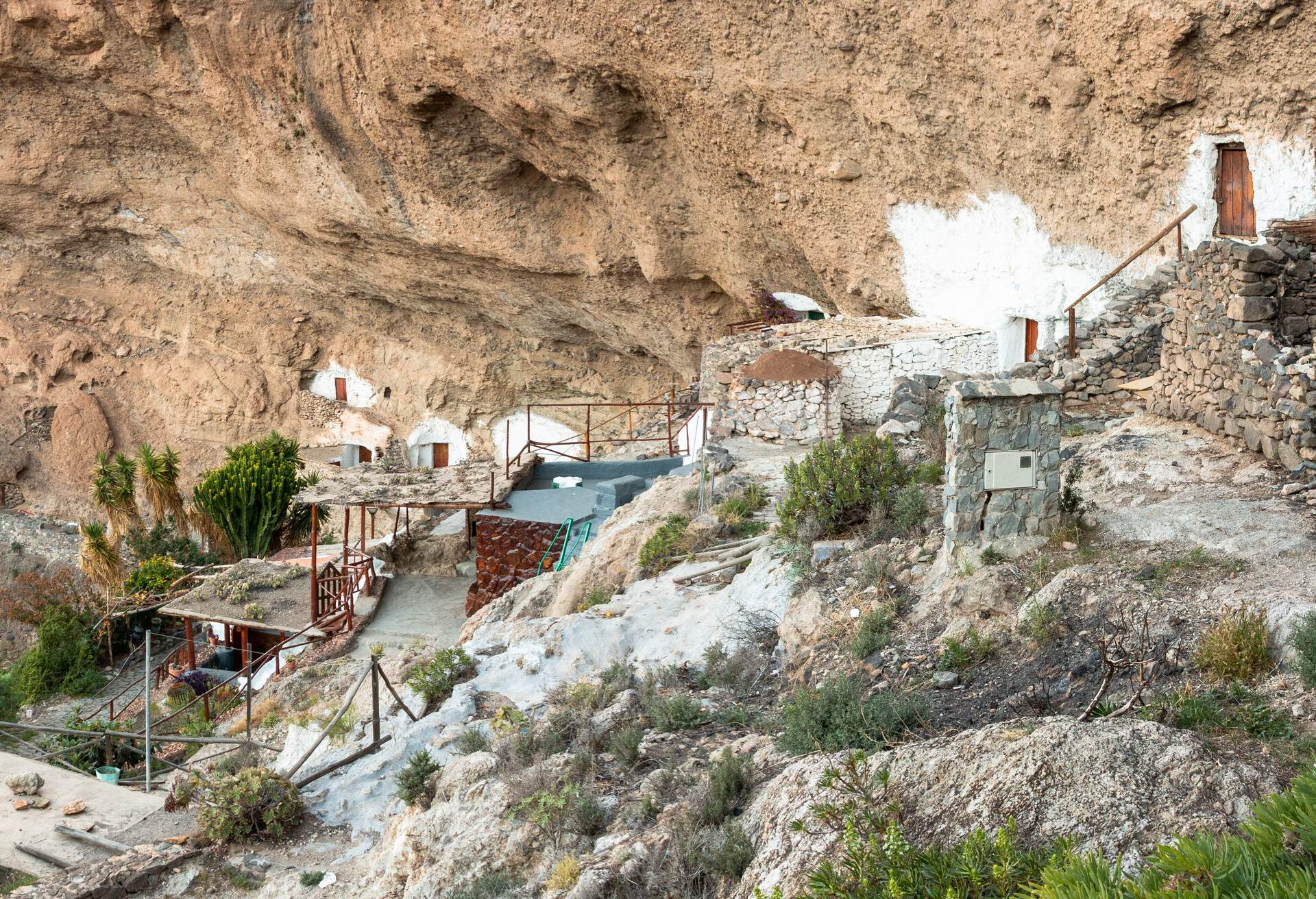 DEST_SPAIN_GRAN_CANARIA_ cave_houses_on_the_cliff_of_Acusa_Seca
