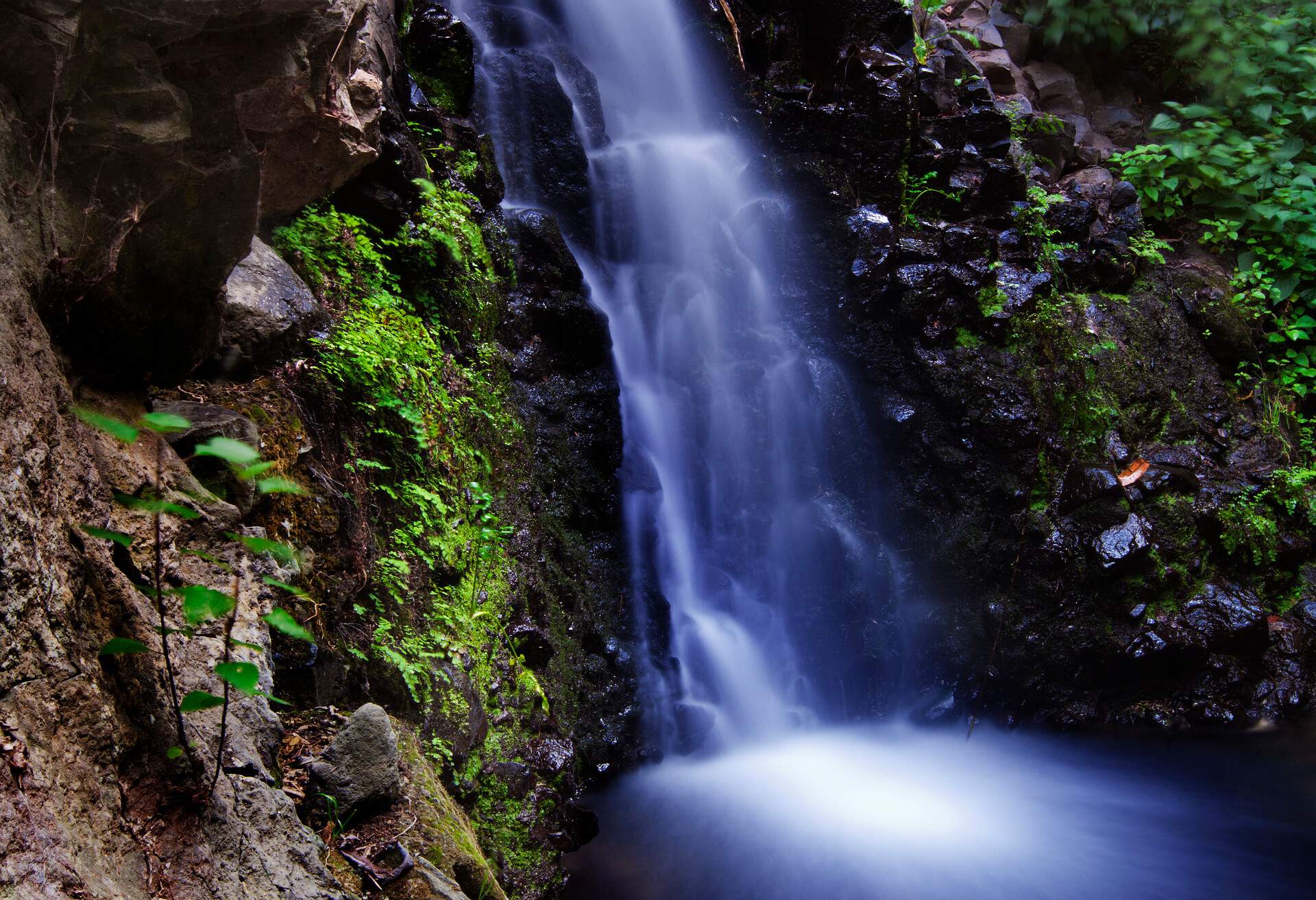 DEST_SPAIN_GRAN_CANARIA_The_Risco_and_the_Charco_Azul_WATERFALL