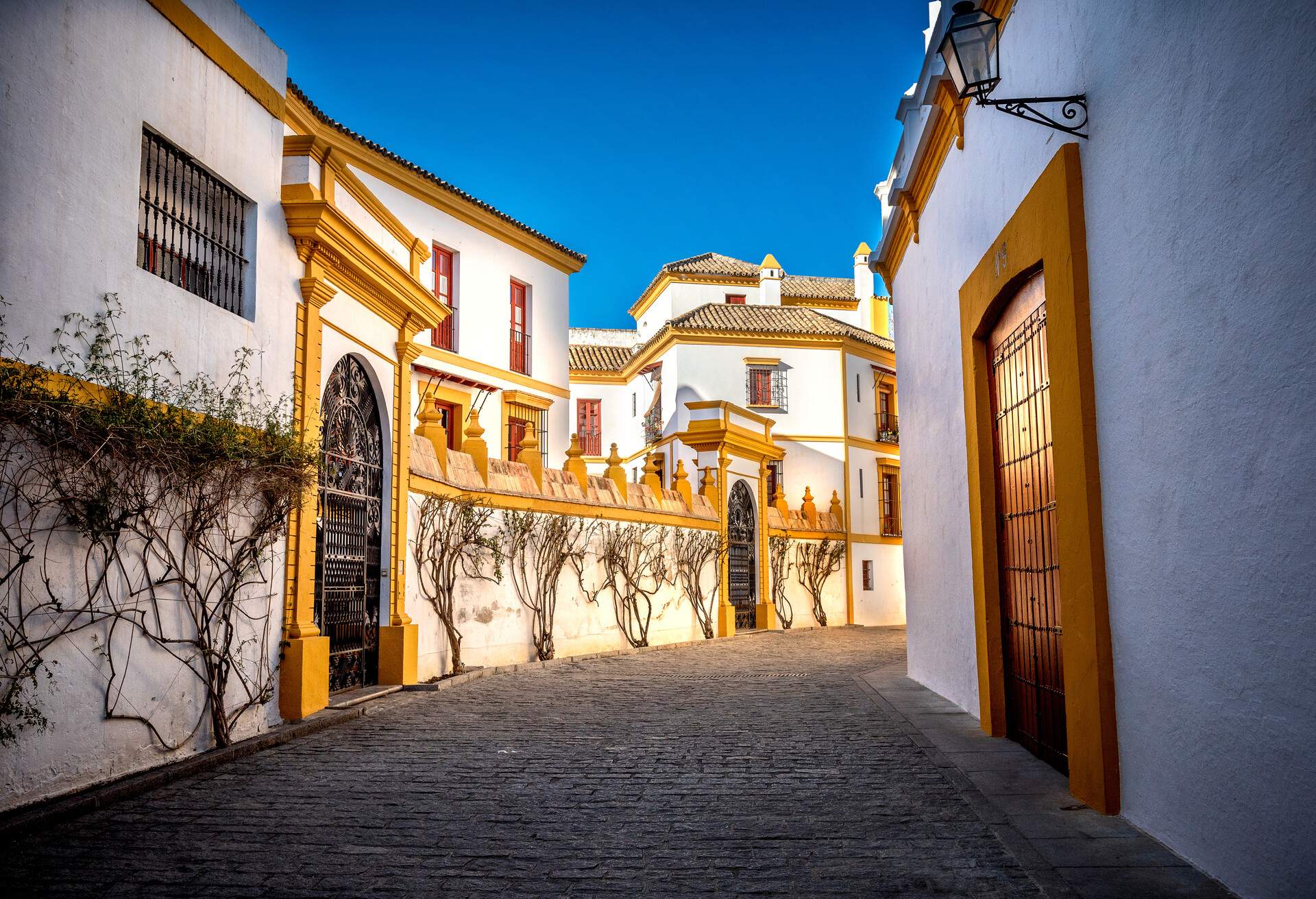 DEST_SPAIN_SEVILLE_PLAZA-DE_TOROS_shutterstock_1087669823