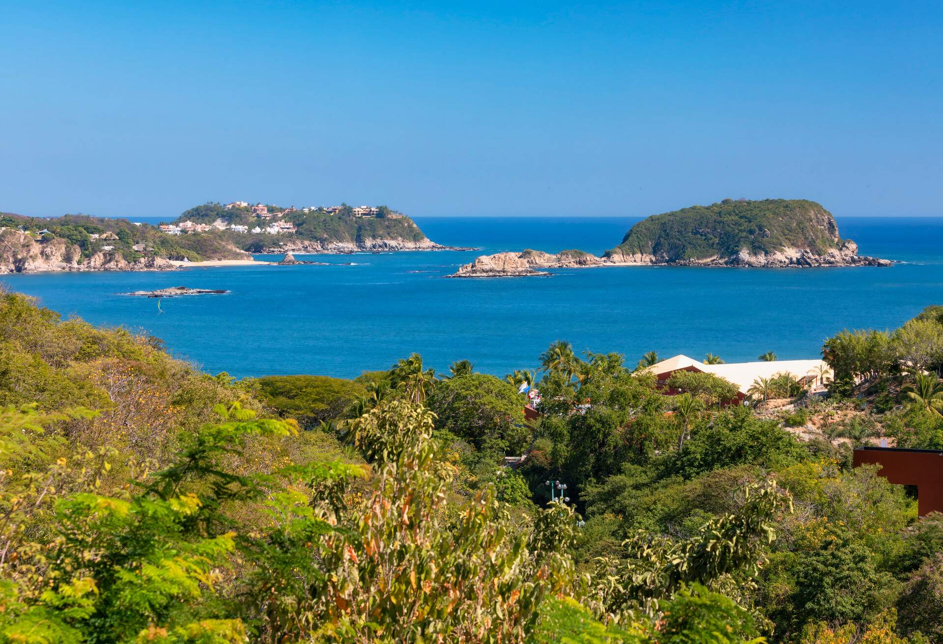 DEST_MEXICO_SANTA-MARIA-HUATULCO_BAHIA-TANGOLUNDA_GettyImages-1142088561