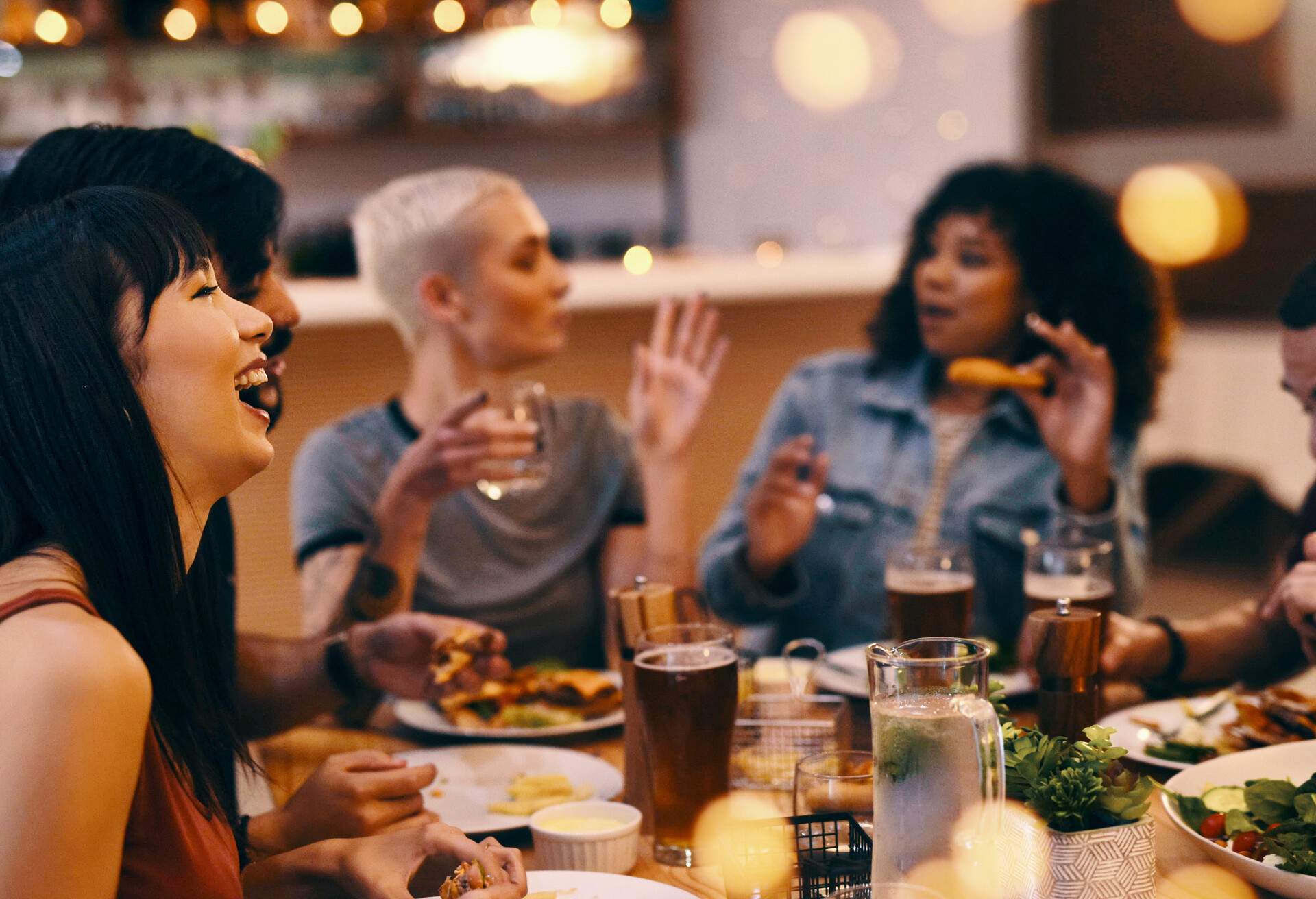 THEME_PEOPLE_FIRENDS_IN_A_RESTAURANT_GettyImages