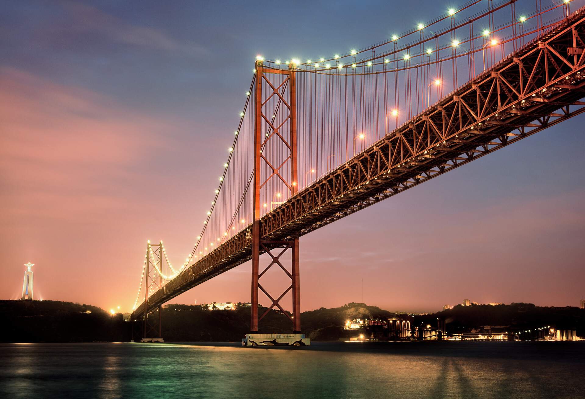 DEST_PORTUGAL_Lisbon_BRIDGE_TAGUS-RIVER_GettyImages-1068111510_Universal