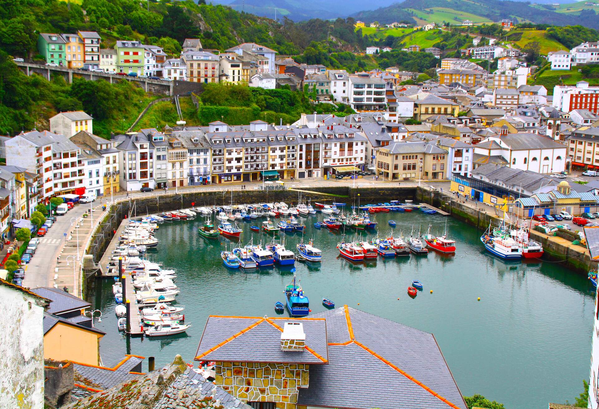 DEST_SPAIN_ASTURIAS_LUARCA_PORT_GettyImages-172604708