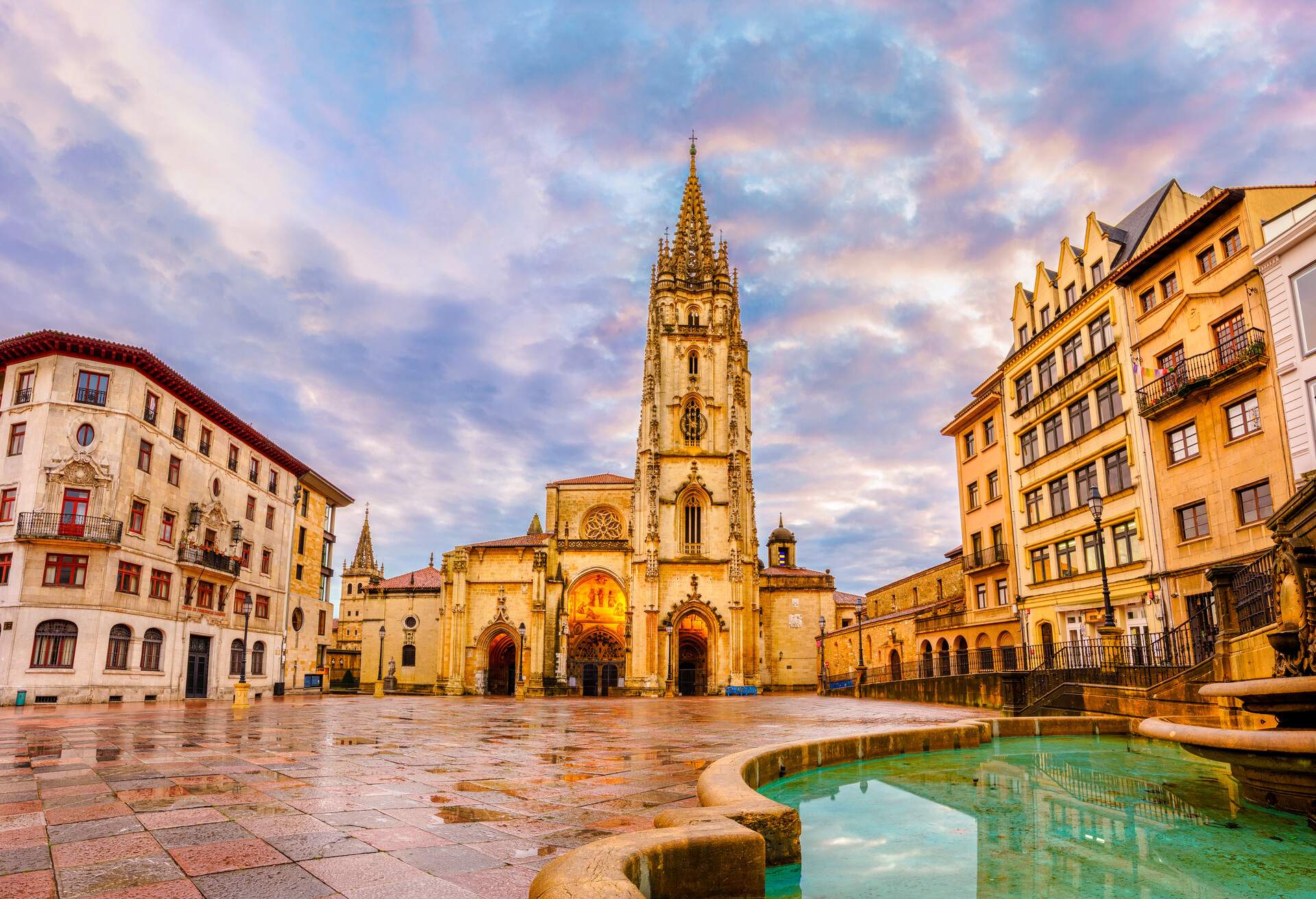 DEST_SPAIN_ASTURIAS_OVIEDO_CATEDRAL-DE-OVIEDO_shutterstock_787405777