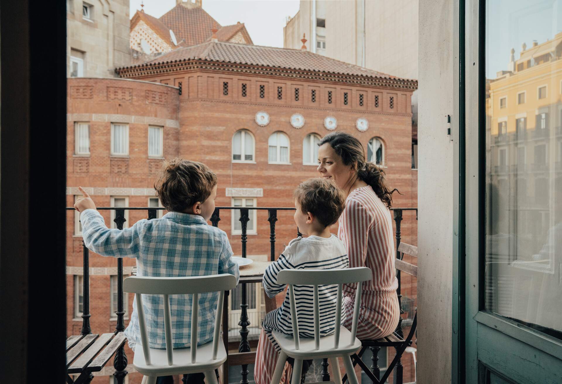 DEST_SPAIN_BARCELONE_PEOPLE_FAMILY_BALCONY_GettyImages