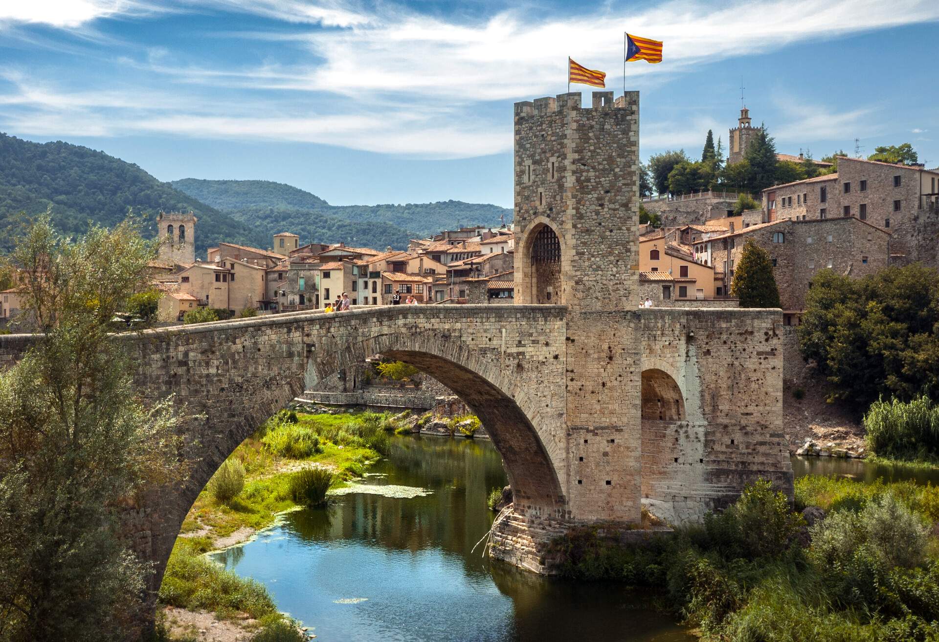 Just 33 kilometers from Girona, in the middle region of the Garrotxa, located at the confluence of the Fluvia rivers and Capellades the county town of Besalu, whose monumental, excellently preserved and beautifully restored is won him international recognition being declared a Historic artísitic in 1966.