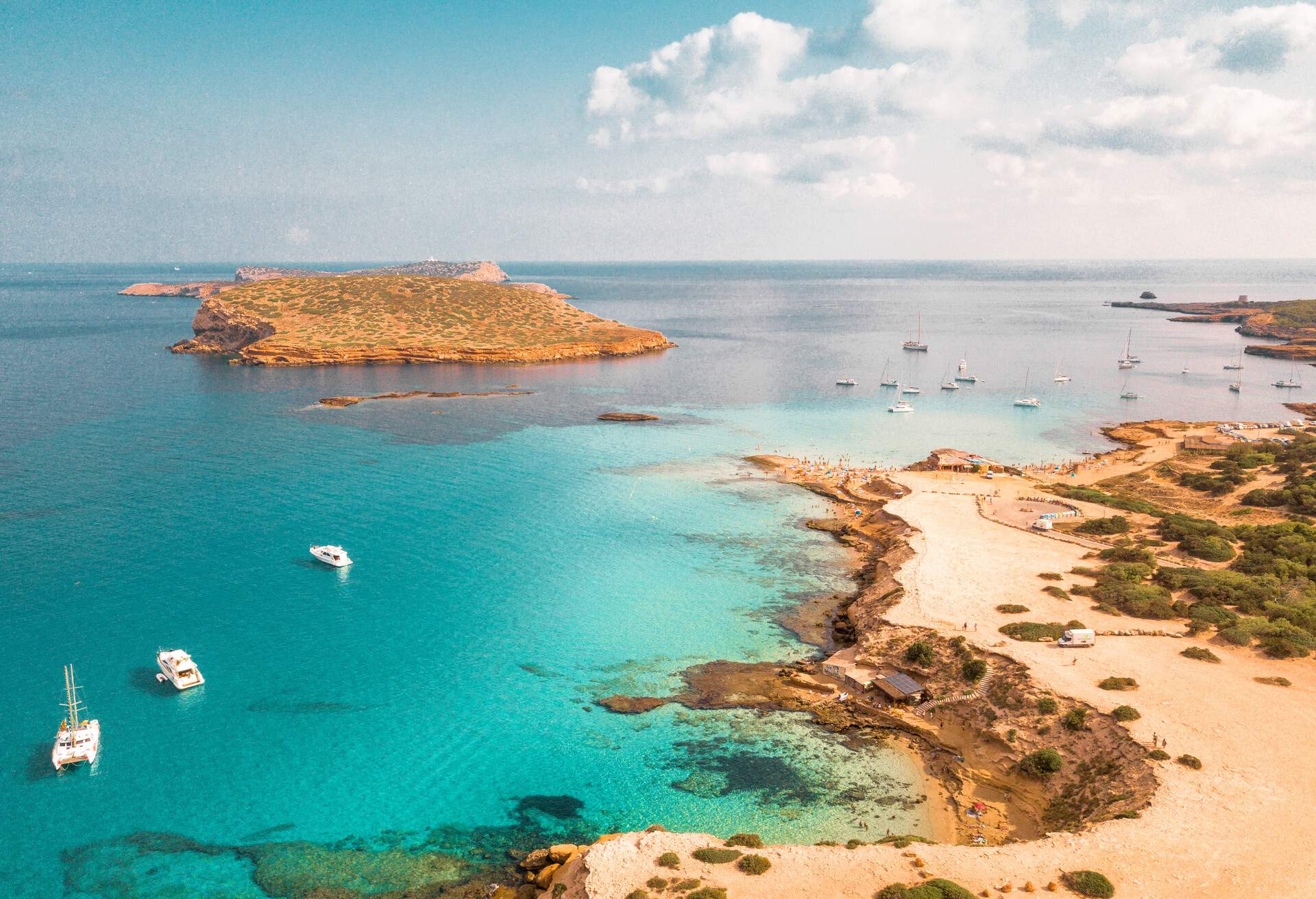 Ibiza es uno de los destinos turísticos más visitados de España gracias a sus playas rodeadas de naturaleza y aguas cristalinas.
