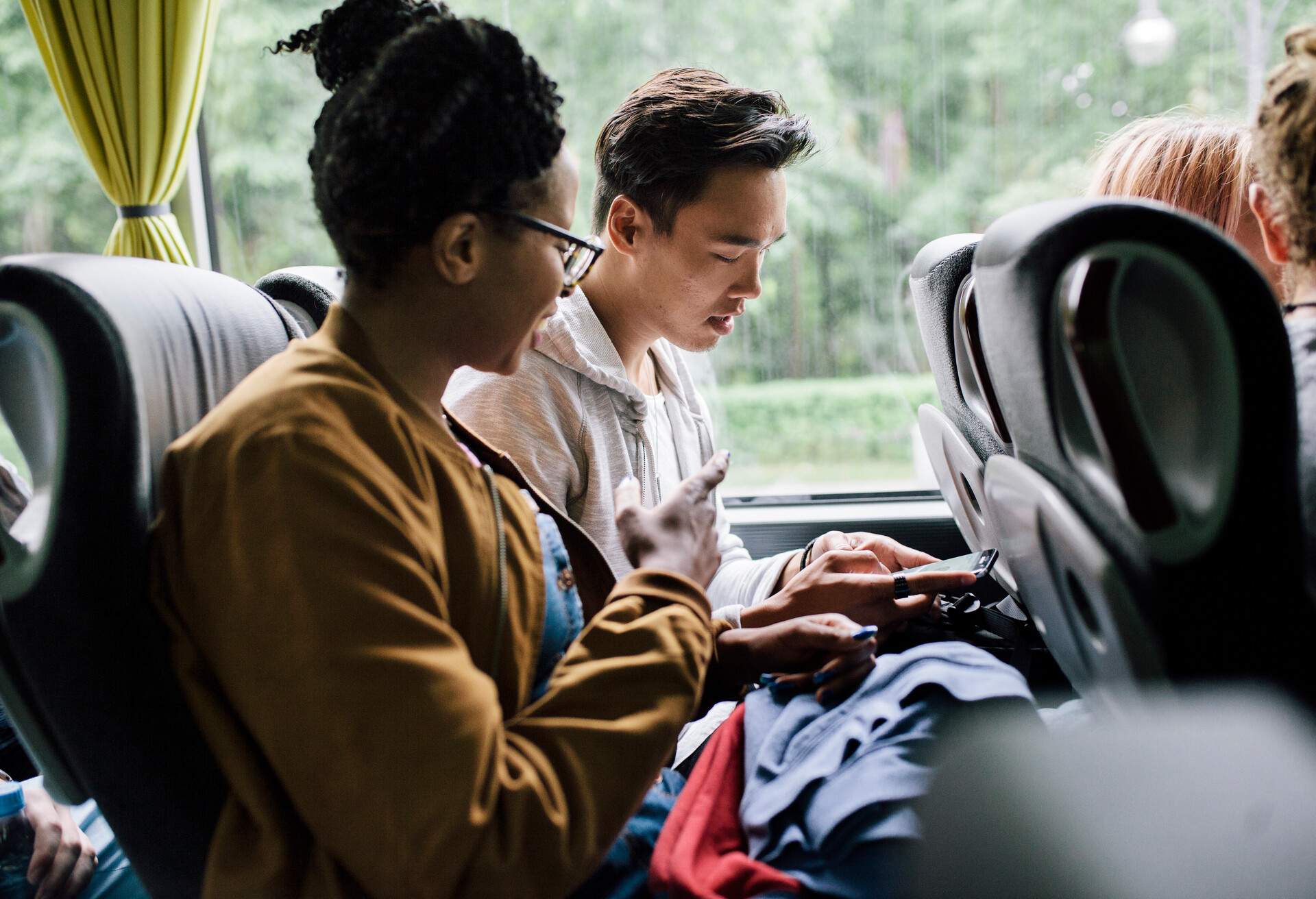 THEME_BUS_COACH_TRAVEL_PEOPLE_FRIENDS_COUPLE_DEVICE_GettyImages-700137192