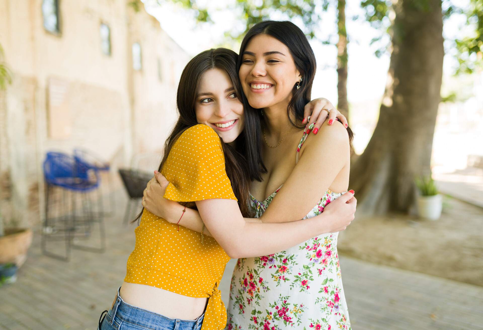 THEME_FRIENDSHIP_FRIENDS_GREETING_GettyImages-1315517634