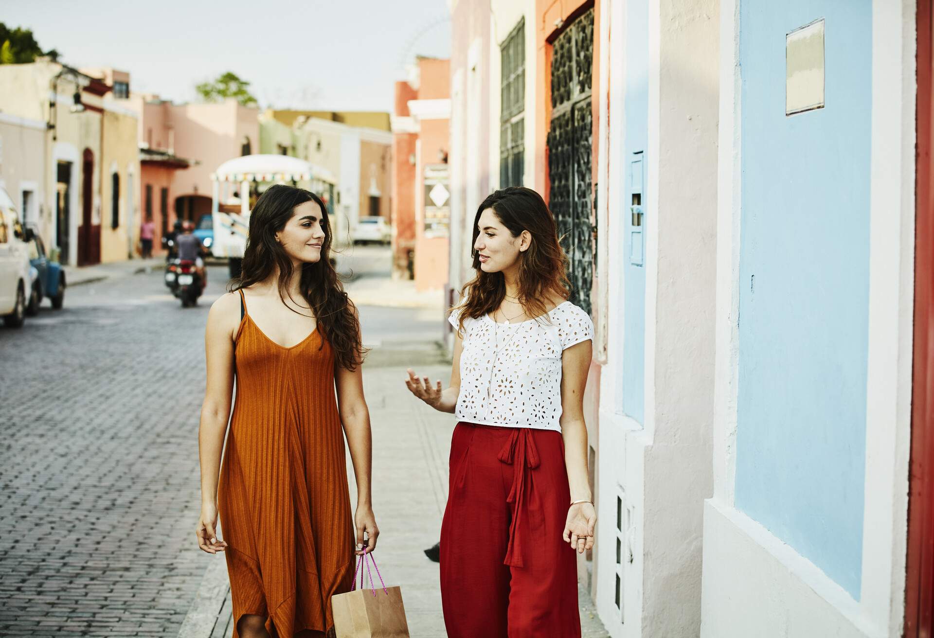 dest_mexico_theme_friendship_shopping_gettyimages-961904578_universal_within-usage-period_88105