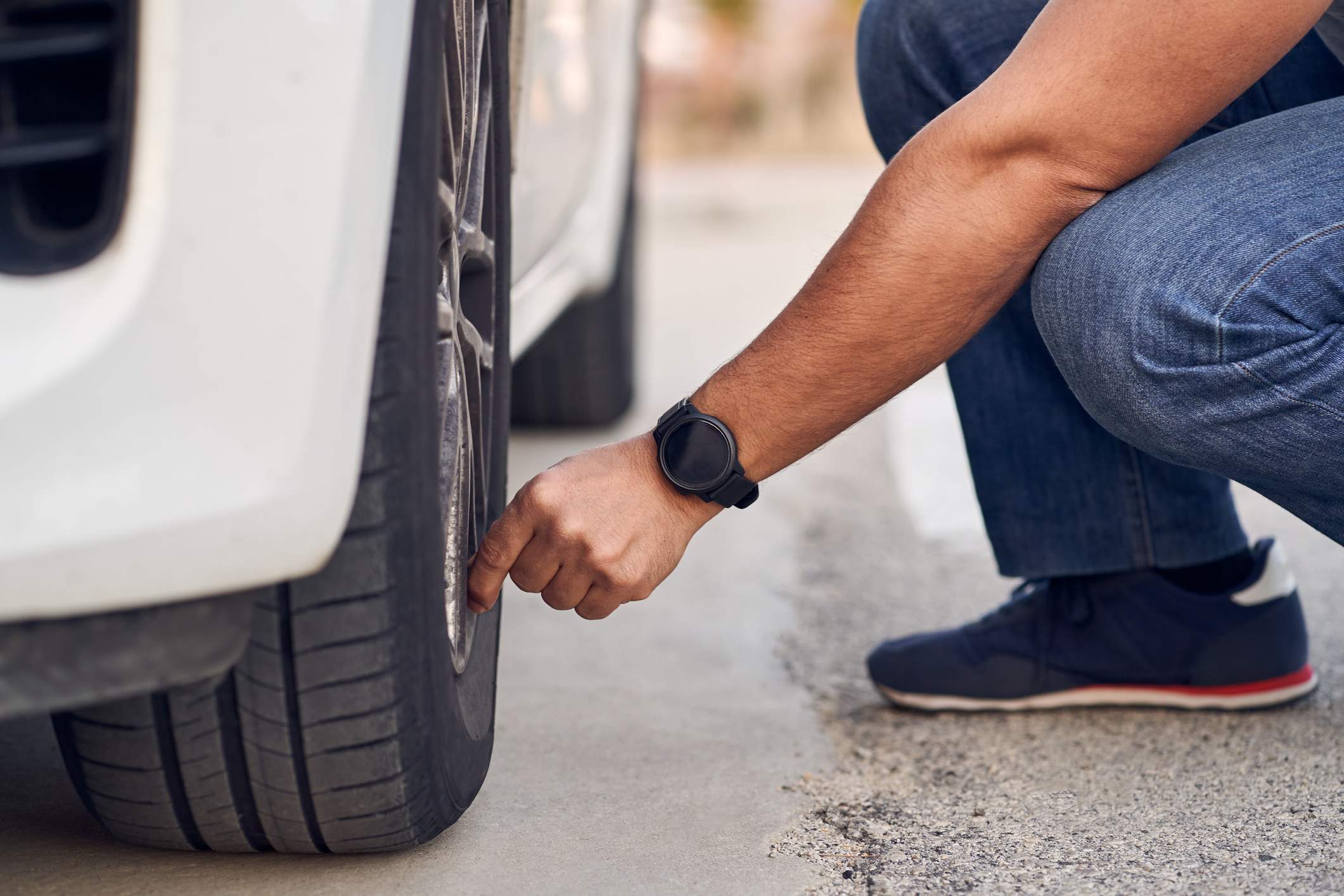 THEME_CAR_TIRE_CHANGE_gettyimages