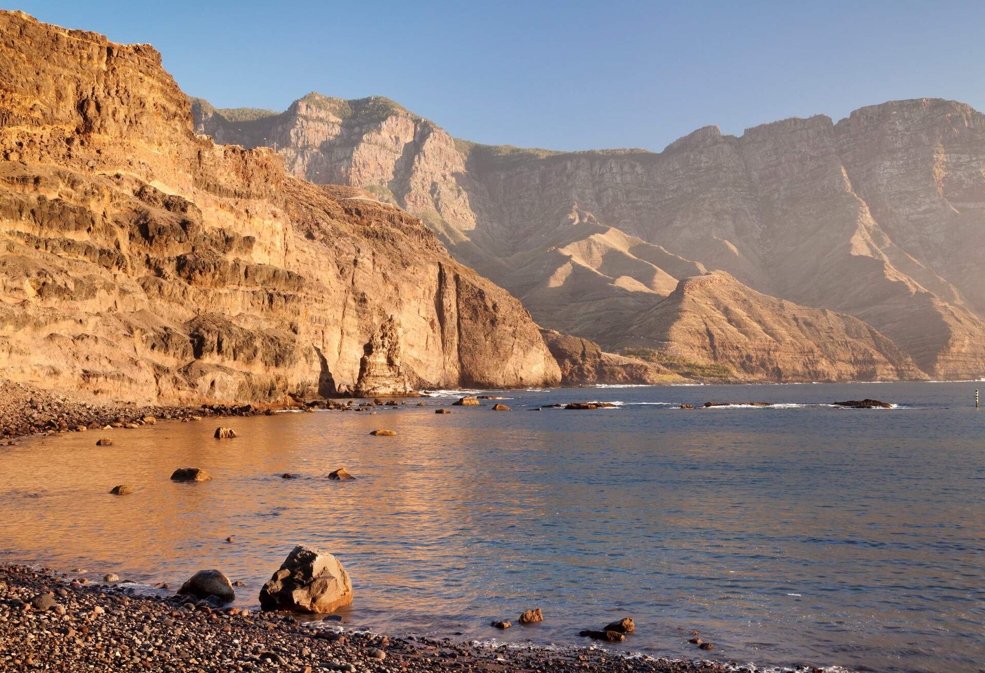 DEST_CANARY-ISLANDS_GRAN-CANARIA_Dedo de Dios_beach_GettyImages-678396971