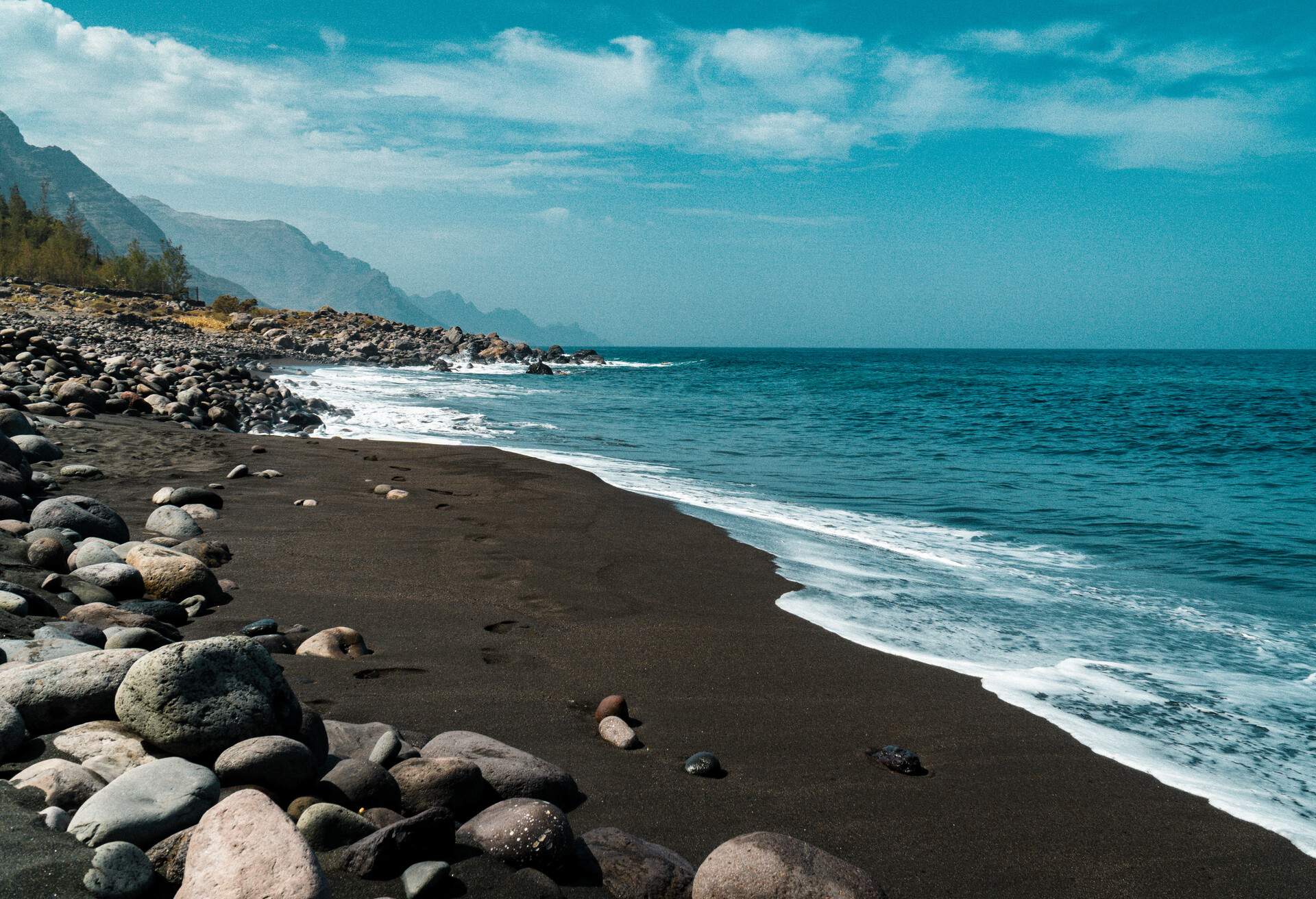 DEST_CANARY-ISLANDS_GRAN-CANARIA_Guayedra_Beach_GettyImages-1188884812