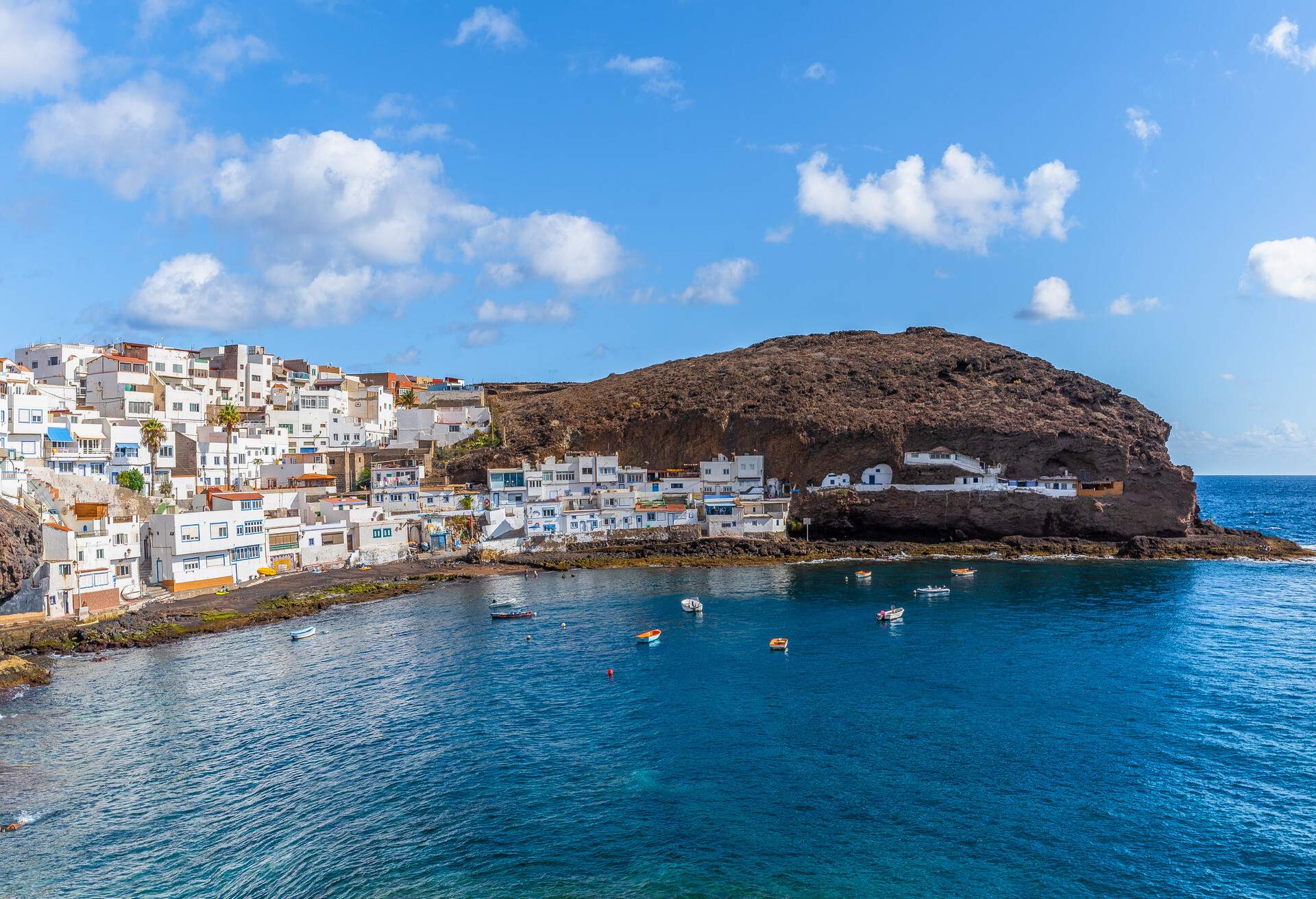 DEST_CANARY-ISLANDS_GRAN-CANARIA_PLAYA-DE-TUFIA_GettyImages-1183697068