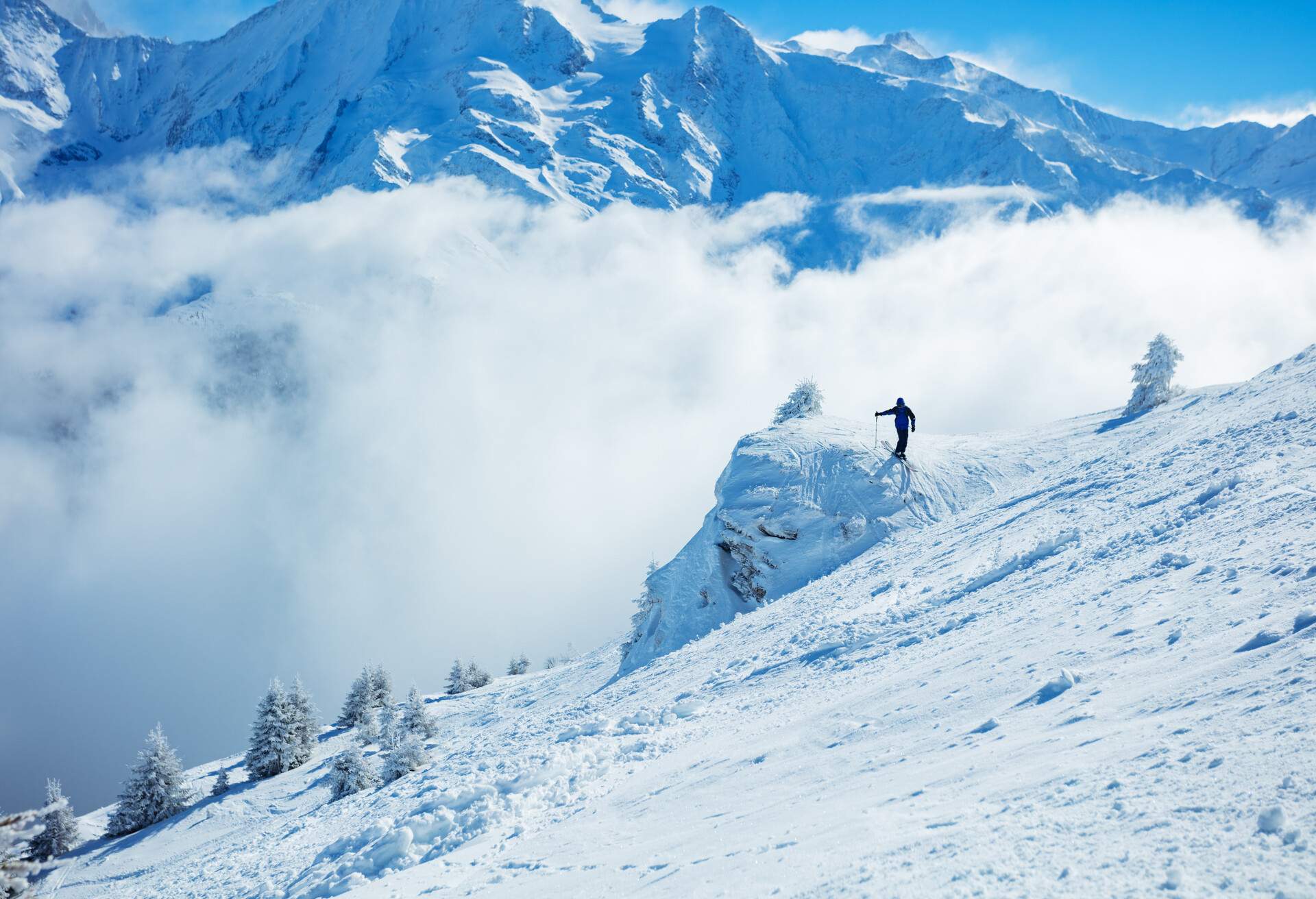 DEST_FRANCE_ALPS_SKI_PEOPLE_GettyImages-1414317638