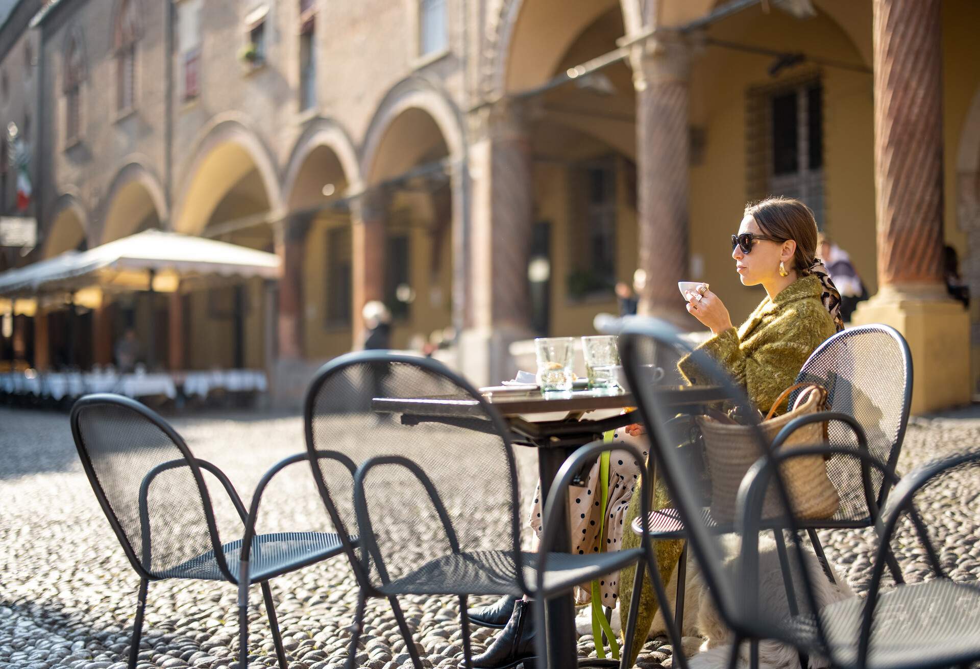 ITALY_BOLOGNA_CAFE_PEOPLE_WOMAN_COFFEE