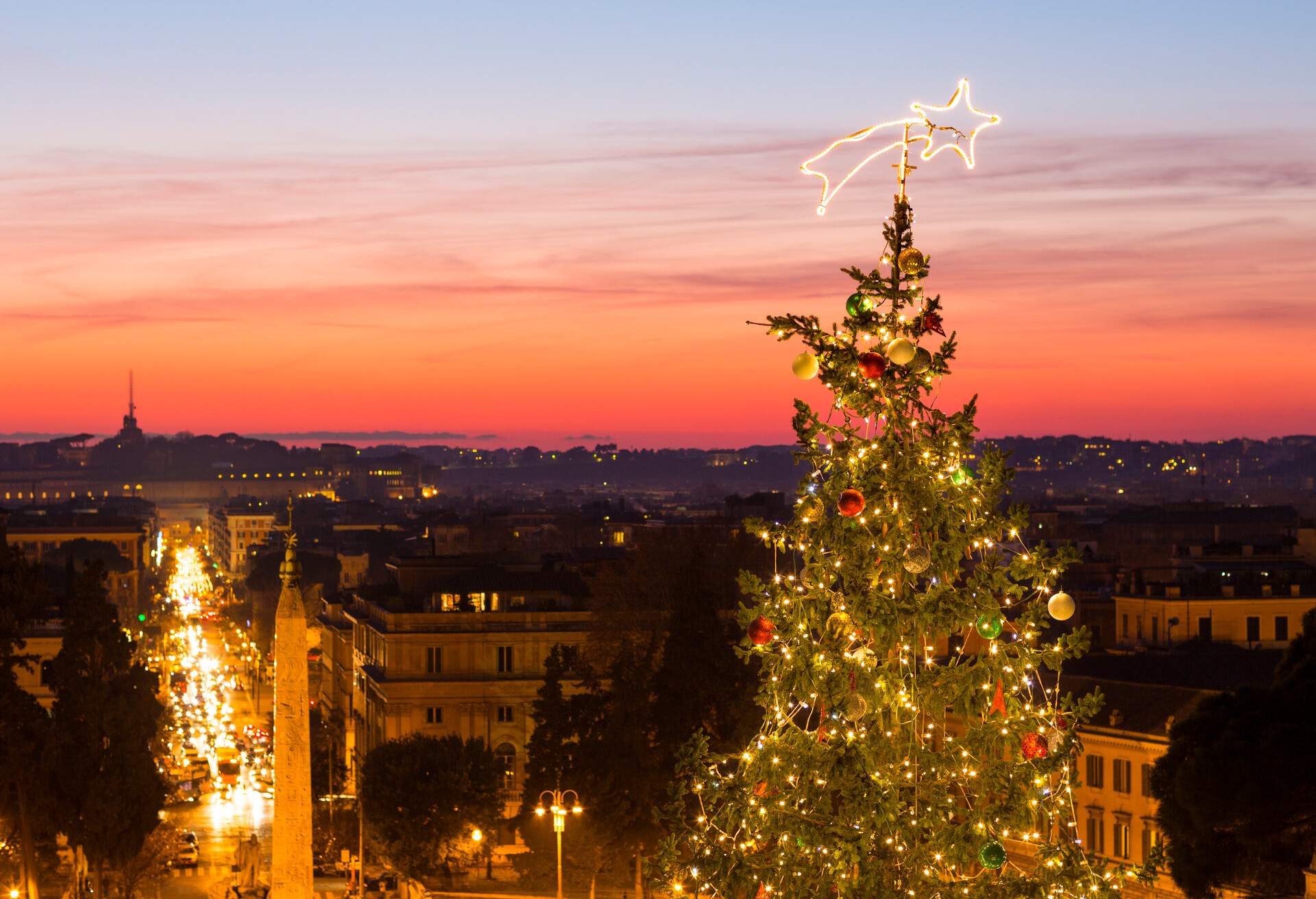 DEST_ITALY_ROME_CHRISTMAS_TREE_SUNSET_GettyImages