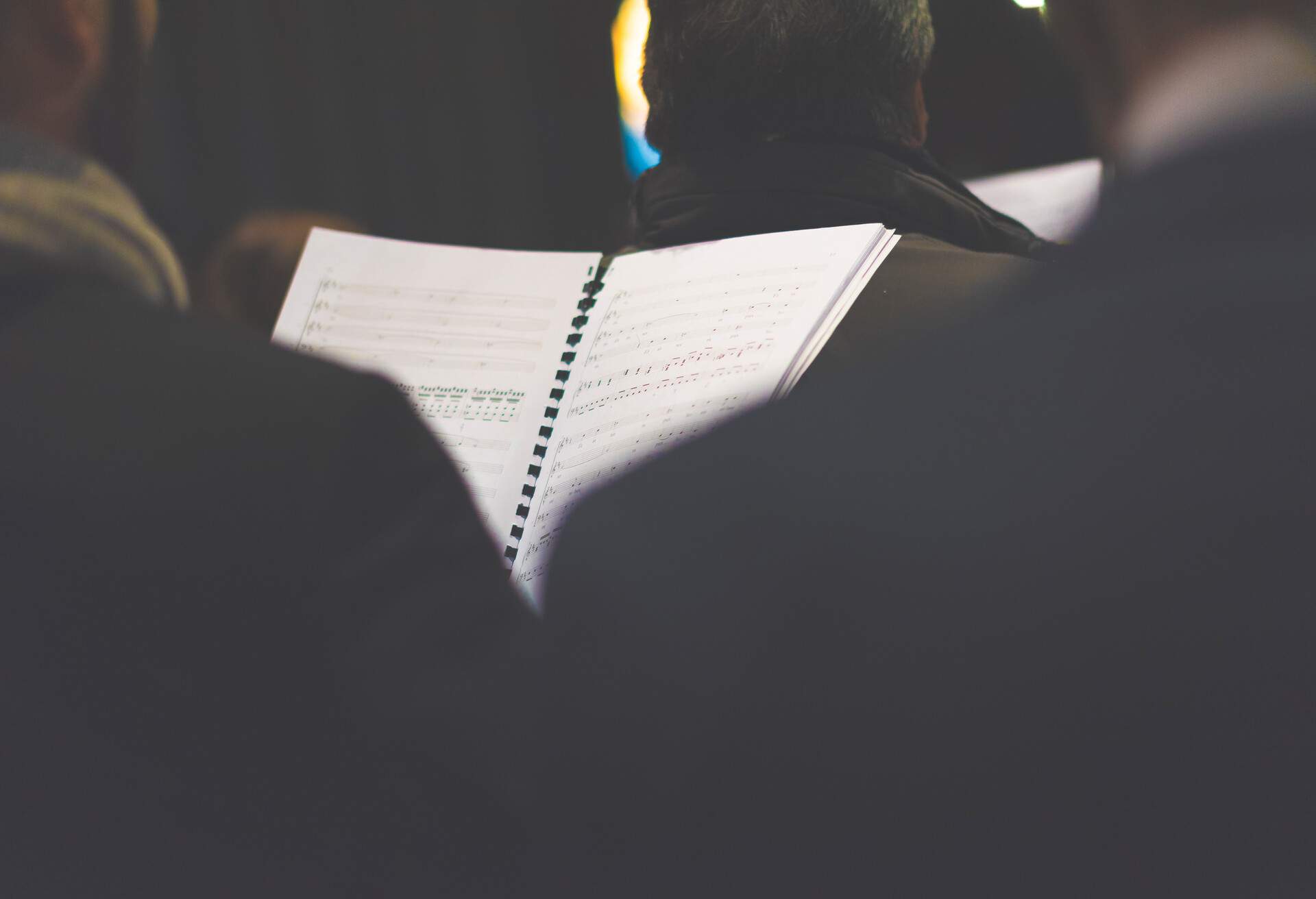 ITALY_ROME_CHURCH_SINGING_PEOPLE