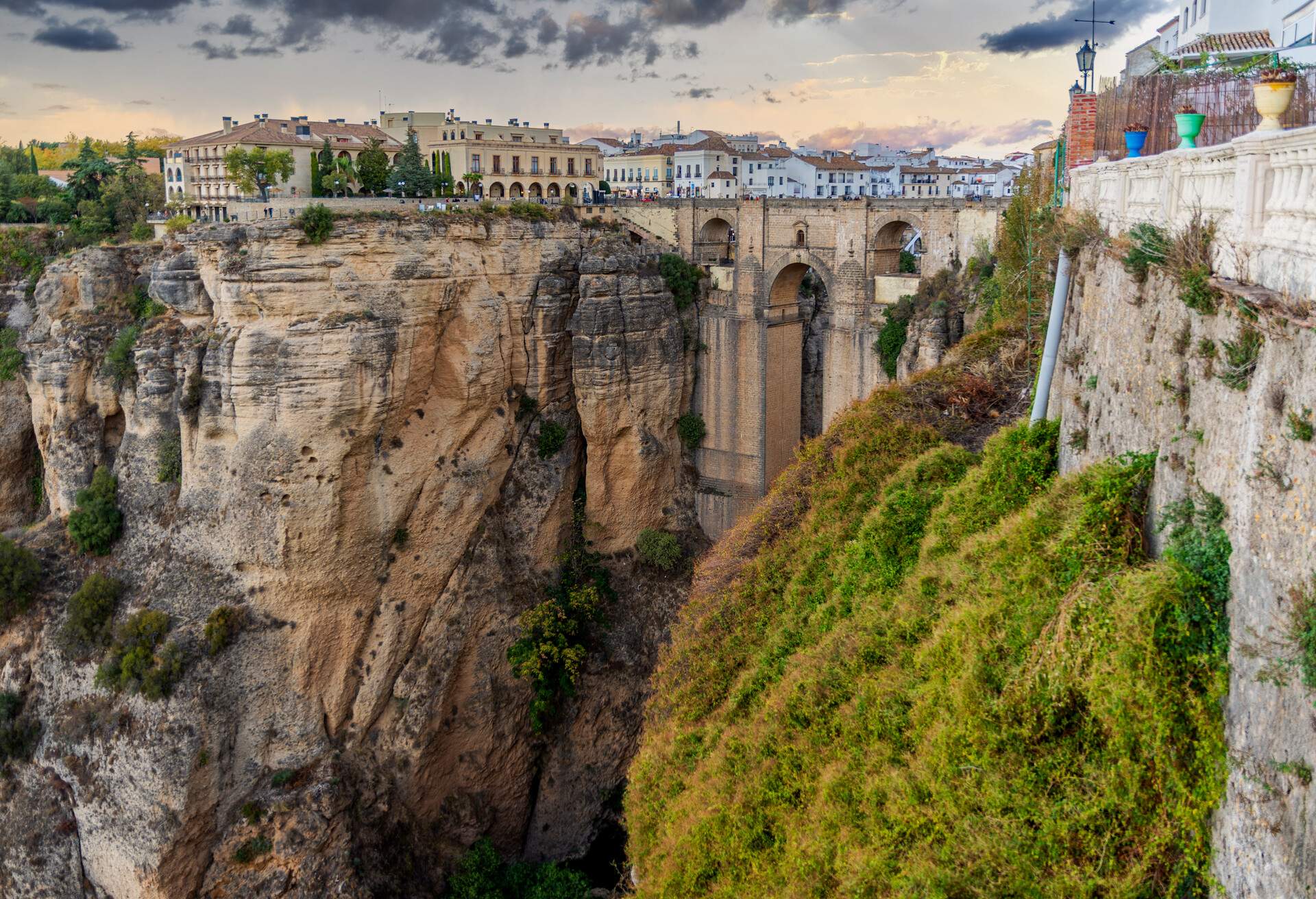 Ronda, one of the most charming cities in Andalusia, is located in the northwest of the province of Malaga, about 113 km. As we can see in the image, this Malaga town divides its urban area on both sides of the Tajo, a gorge more than 150 meters deep through which the Guadalevín River runs. Its old town is declared a Site of Cultural Interest.