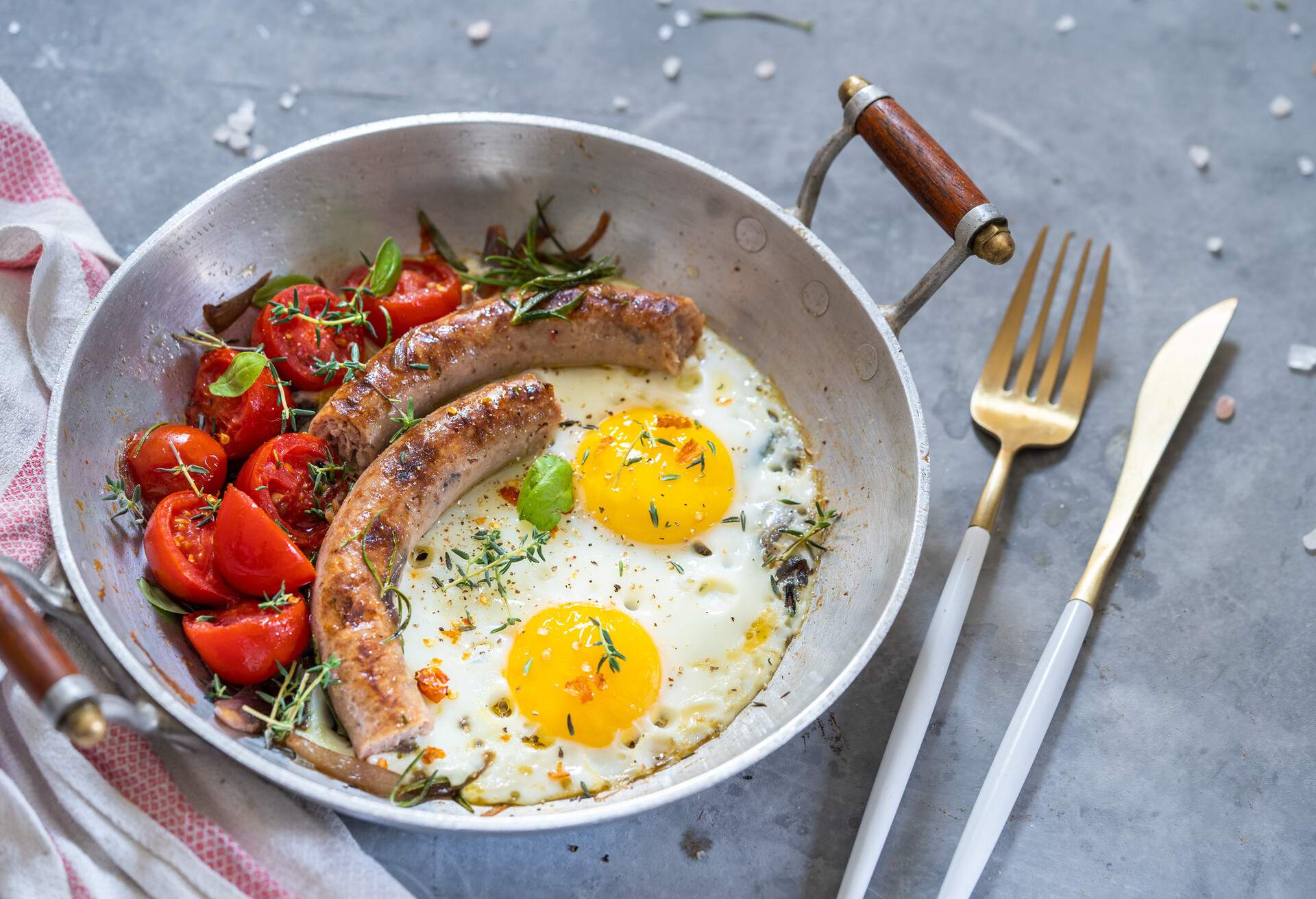 THEME_BREAKFAST_EGGS_SAUSAGE_TOMATOES_GettyImages-1237550236