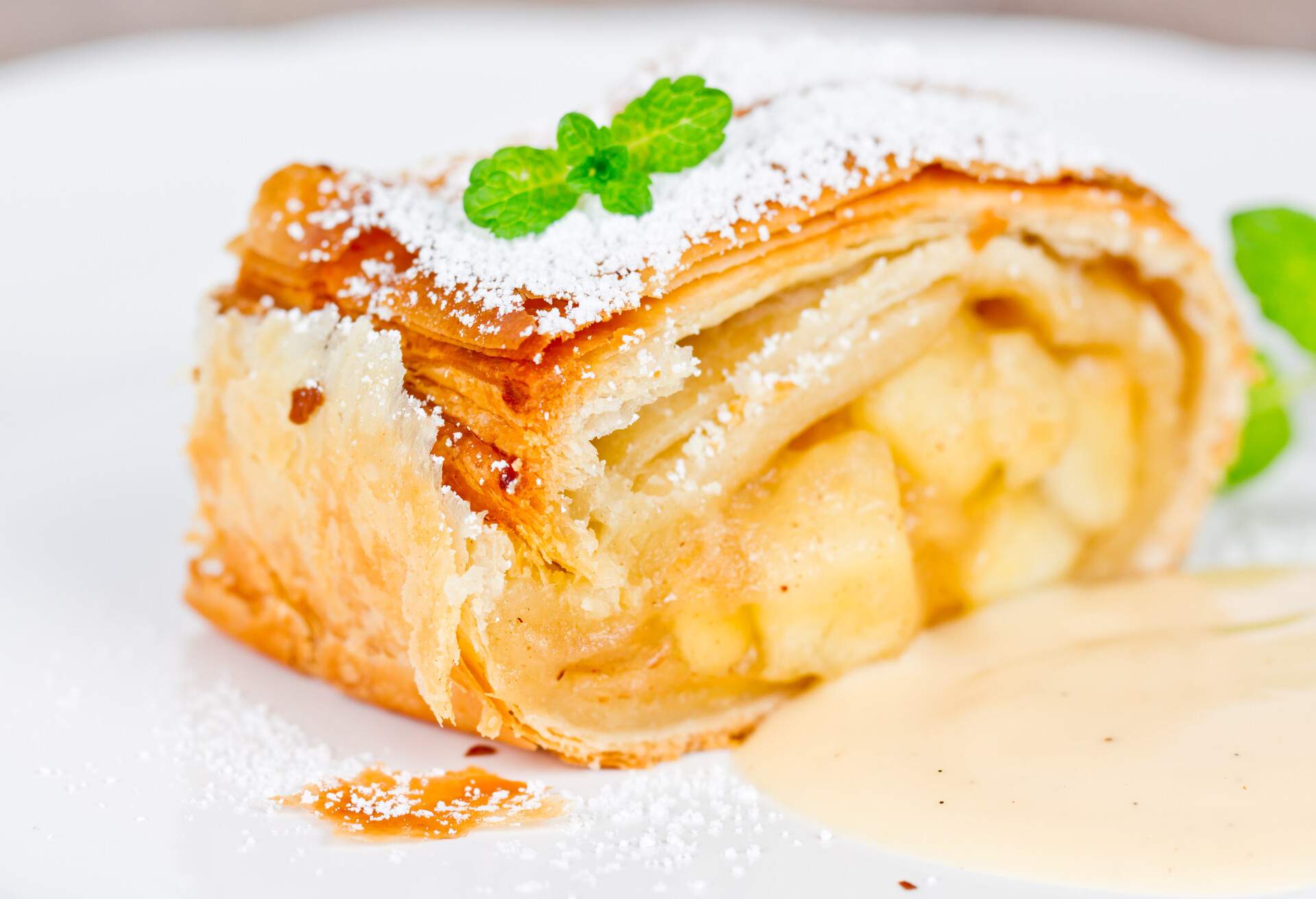 THEME_FOOD_AUSTRIAN_APPLE_STRUDEL_GettyImages-505397543