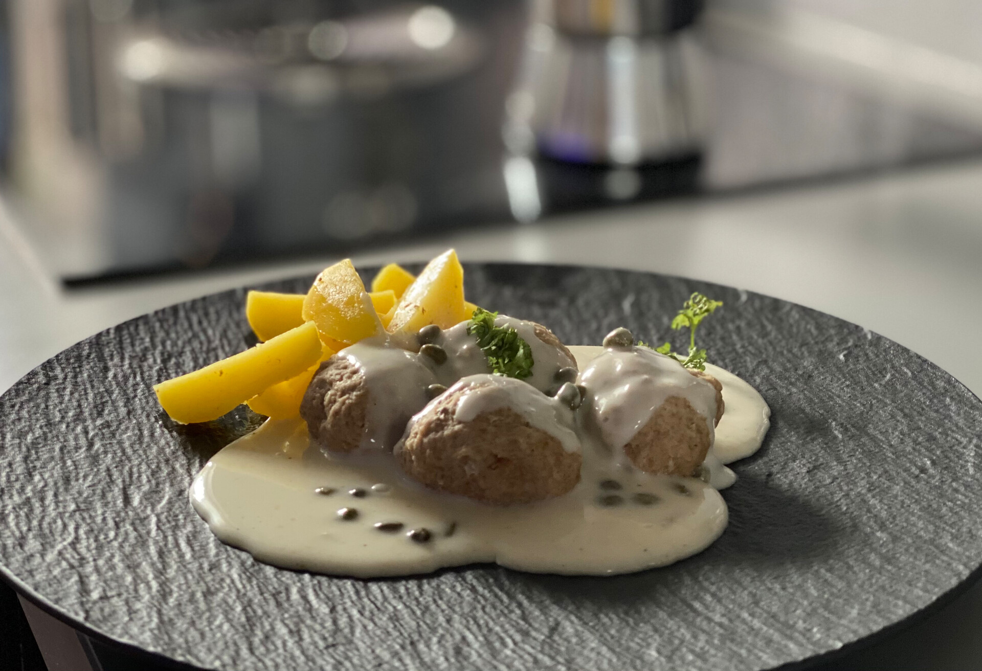 THEME_FOOD_GERMAN_KÖNIGSBERGER-KLOPSE_MEATBALLS_GettyImages-1315814534