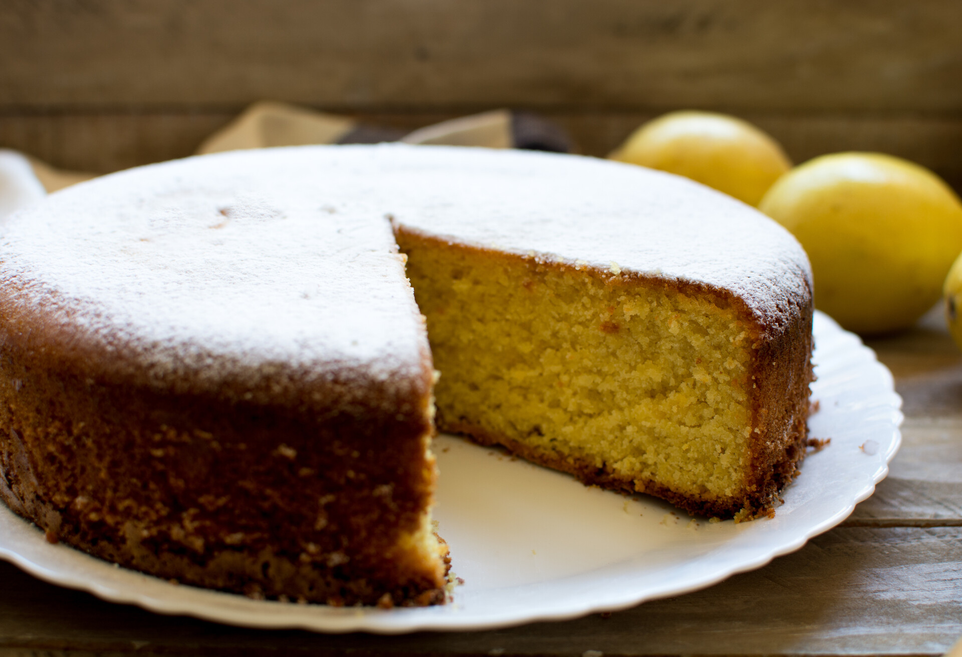 THEME_FOOD_SPANISH_ALMOND-CAKE_Gató-mallorquín_GettyImages-1372742648